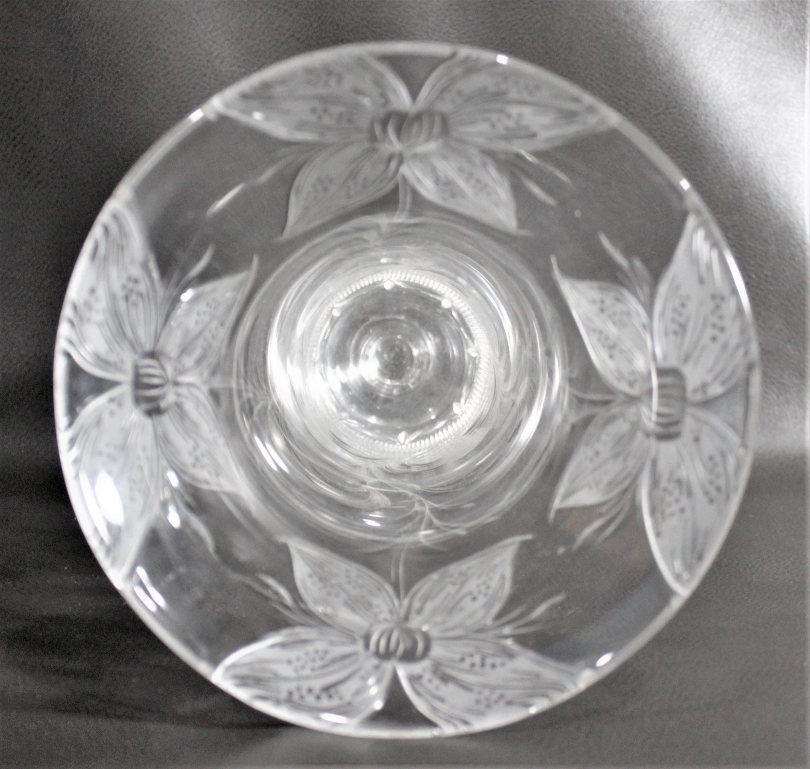 Antico vaso in cristallo trasparente Art Nouveau con decorazioni floreali In condizioni buone in vendita a Hamilton, Ontario