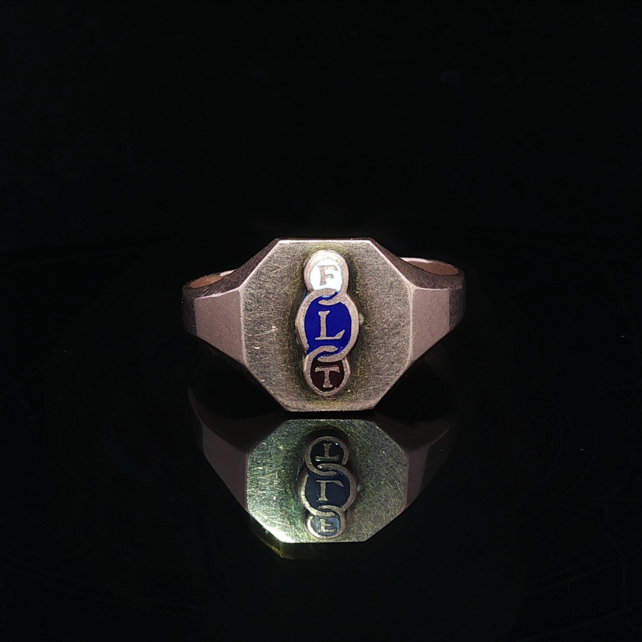 Materiale: Oro giallo massiccio a 10 zeri con smalto bianco, nero e blu
Peso: 4.9 grammi
Misura dell'anello: 12.5 (adattabile a un dito. Possiamo personalizzare la misura di questo anello - contattaci prima dell'acquisto per informazioni sulla