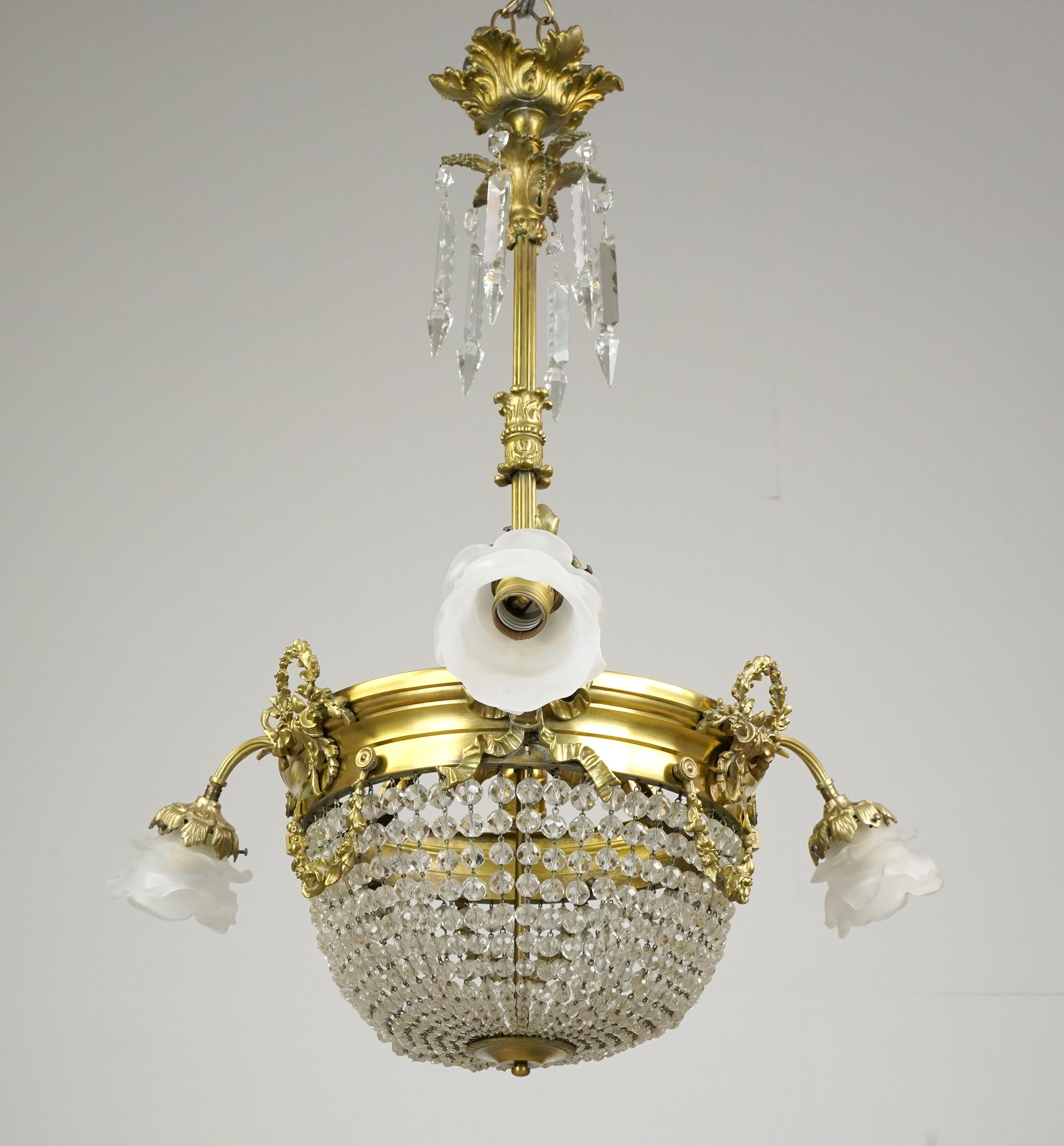 Jugendstil-Kronleuchter mit vergoldetem Bronzerahmen, geschliffenen Prismenkristallen und mattierten Glasschirmen. Guter Zustand mit altersgemäßen Gebrauchsspuren. Gereinigt und restauriert. Im Preis inbegriffen ist die Wiederherstellung der