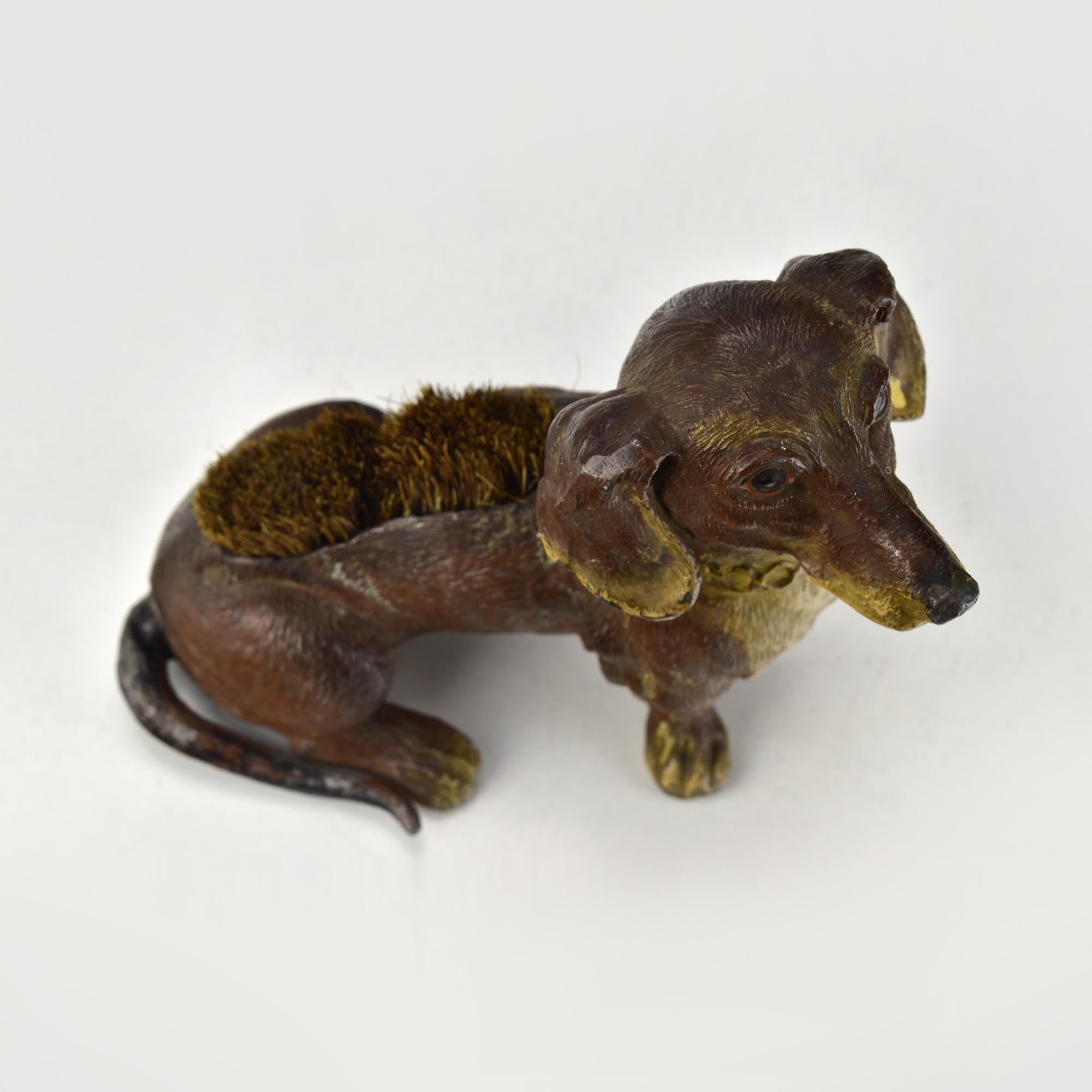 Charmant gratte-papier à encre ancien, de style Arte Antiques, représentant une figurine de teckel en métal peint à froid. Cette pièce unique combine à la fois fonctionnalité et attrait décoratif, reflétant l'élégance fantaisiste du design du début