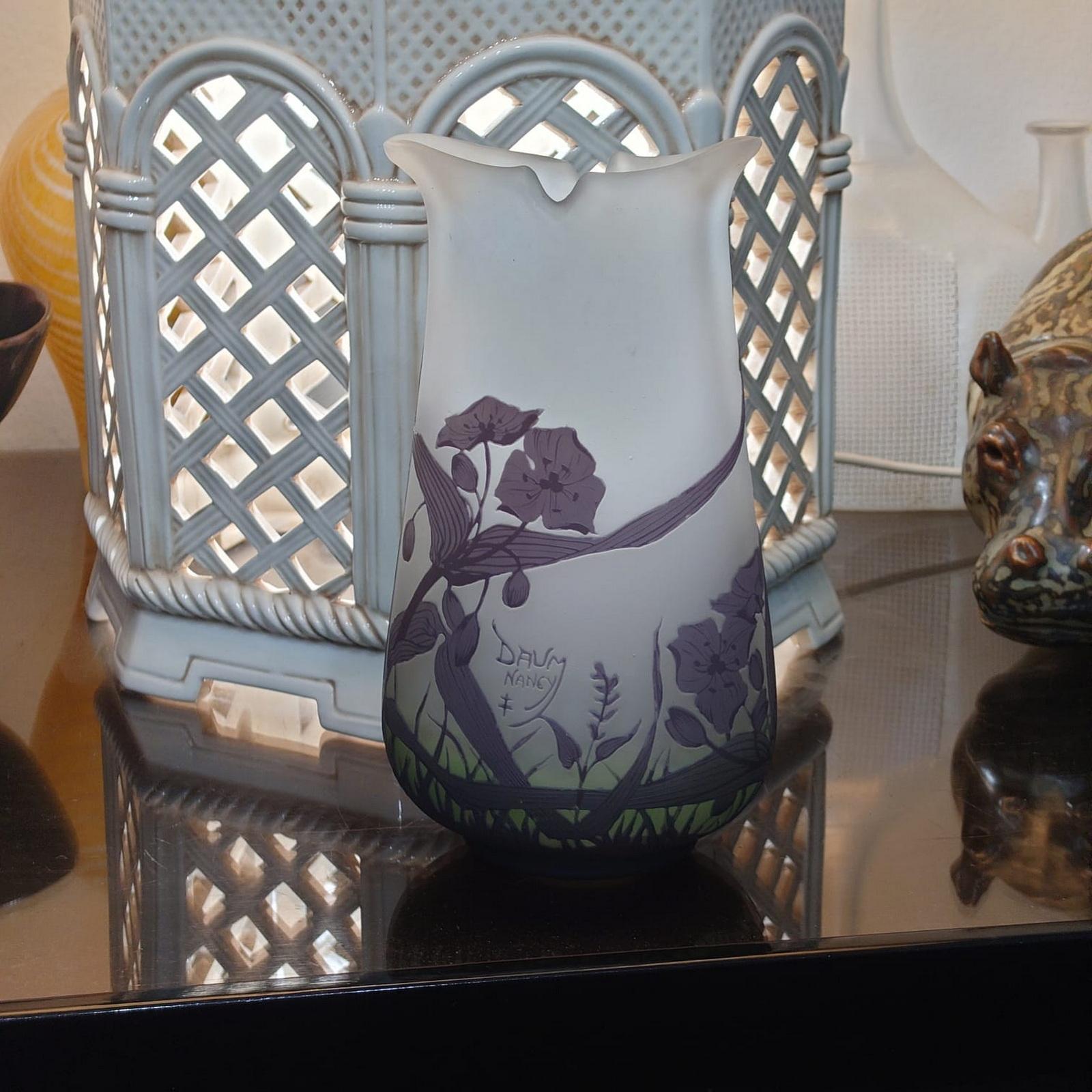 Vaso in vetro con cammeo Daum Nancy, Francia, circa 1910.
Vaso cammeo in vetro multistrato con decorazioni dettagliate di fiori e foglie incise in vetro viola su uno sfondo morbido bianco e verde. 
A forma di pera con bordo leggermente estroflesso e