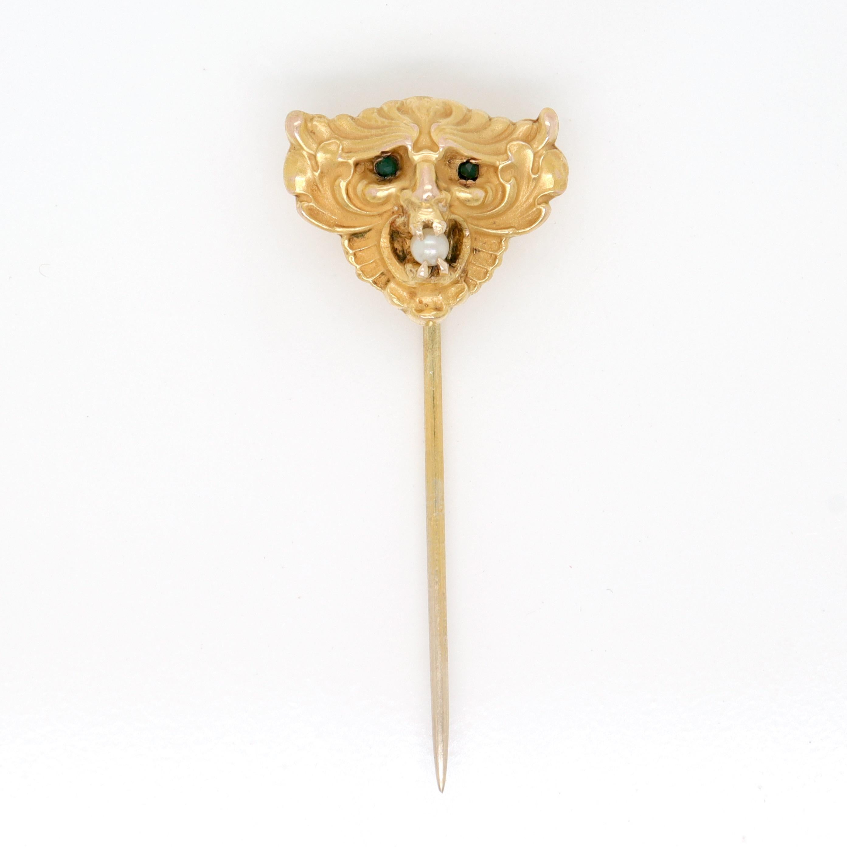 A fine antique Art Nouveau stick pin.

In 14k gold.

In the form of a devil's mask.

Set with small green glass eyes and a small round pearl to the mouth.

Simply a wonderful antique stick pin or lapel pin!

Date:
Early 20th Century

Overall