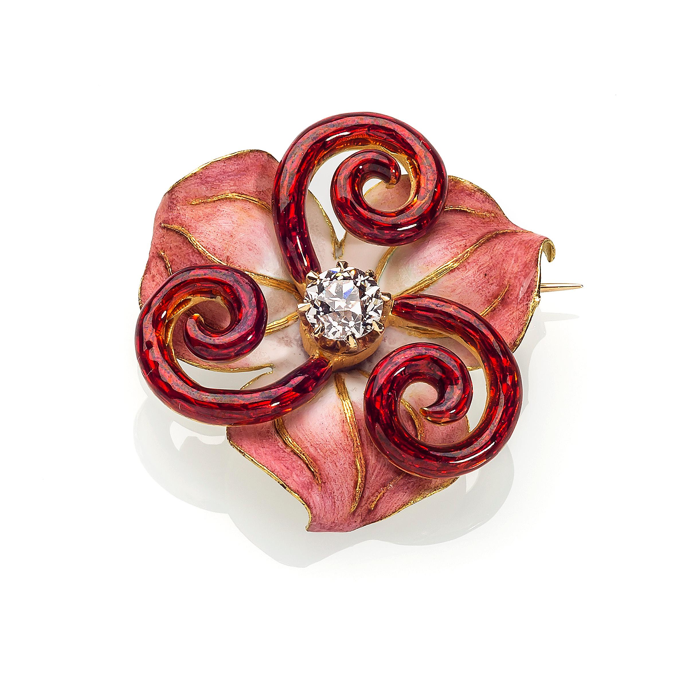 This beautiful jewel in the shape of a stylized lily is a fine example of the Art Nouveau art of enamelling.
The flower stems are executed in translucent guilloché enamel. The flower petals are painted with opaque enamel in subtle shades of pink,