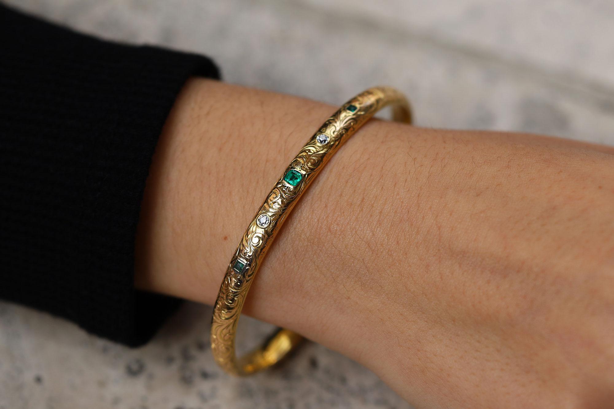 Notre équipe est d'accord : il s'agit de l'un des plus beaux exemples d'un authentique bracelet antique Art Nouveau. Ce bracelet en or jaune 16 carats richement patiné est orné d'une gravure de feuilles d'acanthe et rehaussé d'un quintet d'émeraudes