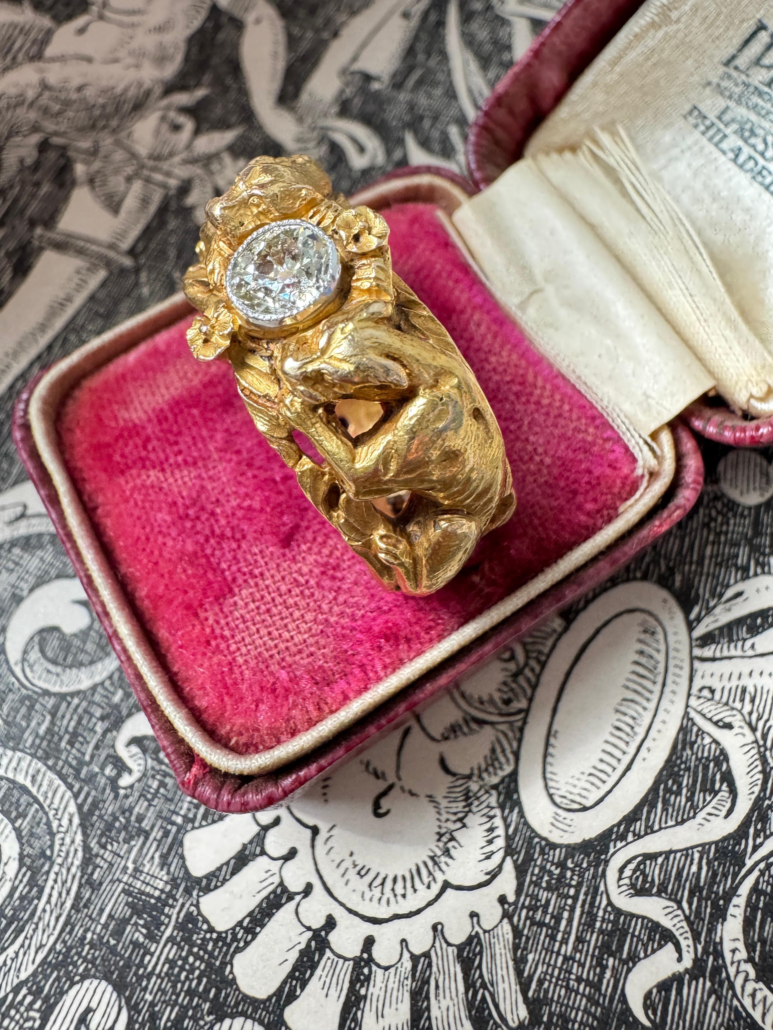 Realizzato all'apice dell'epoca dell'Art Nouveau, questo anello eccezionalmente raro e incantevole è una celebrazione dell'eccellenza artistica e dell'immaginazione. Al centro brilla un diamante tagliato da una vecchia miniera, accentuato da piccoli