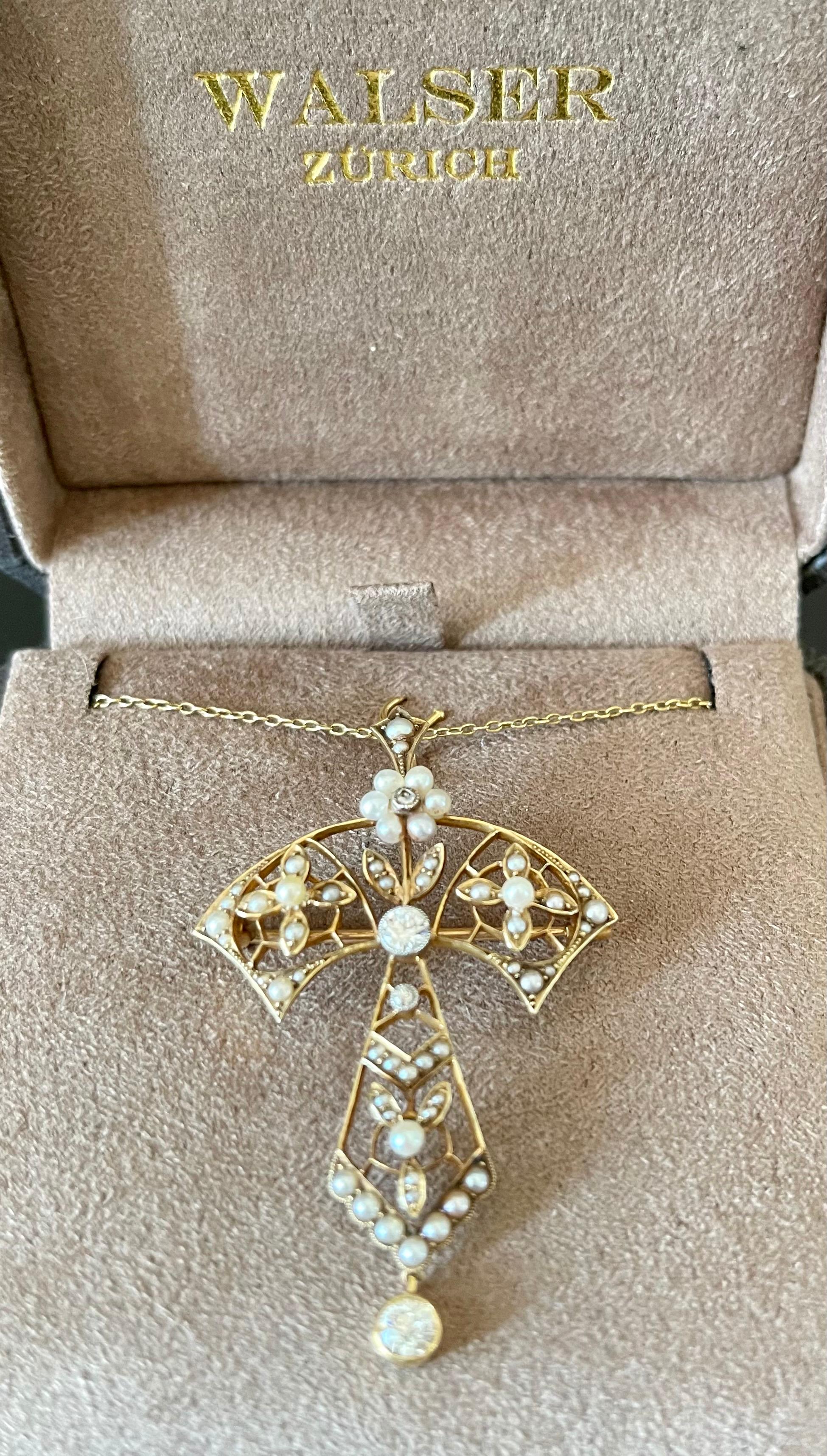 A stunning pendant/brooch with chain from the Art Nouveau era. This fine piece has been crafted in 15 K yellow Gold. Set with 3 brilliant cut Diamonds weighig approximately 0.42 ct and seed Pearls. 
Lenght of the chain: 50 cm
Masterfully handcrafted