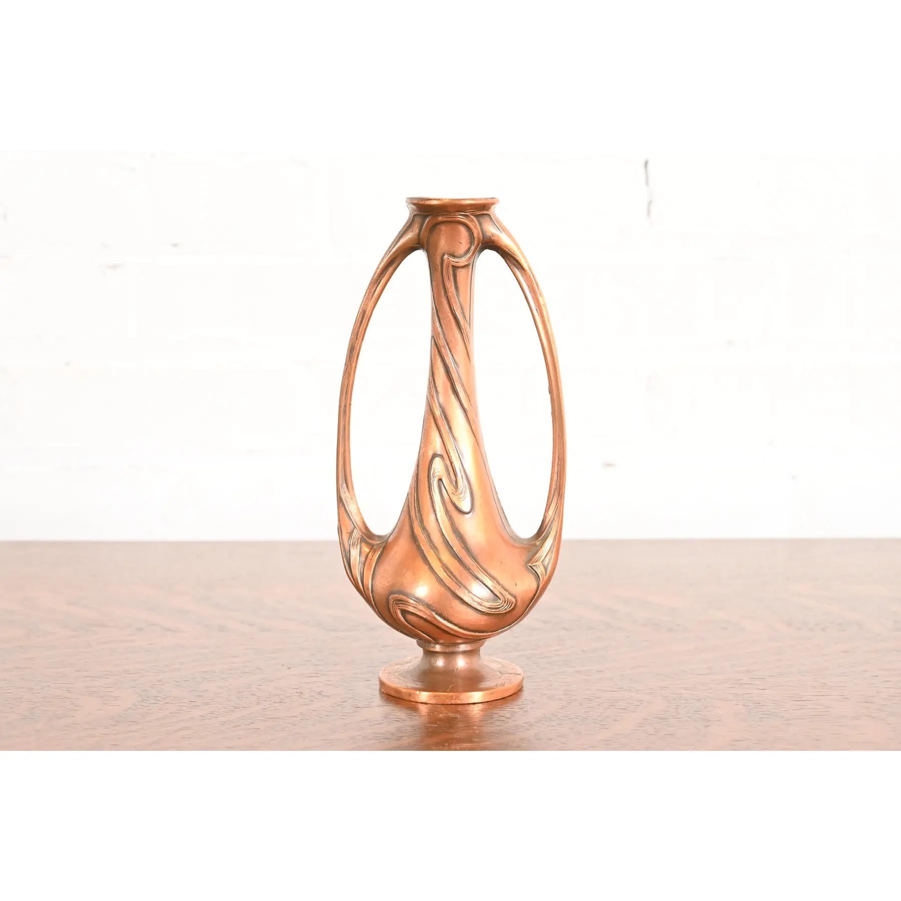 Precioso jarrón de bronce de doble asa de la época Art Nouveau

EE.UU., principios del siglo XX

Medidas: 4,25