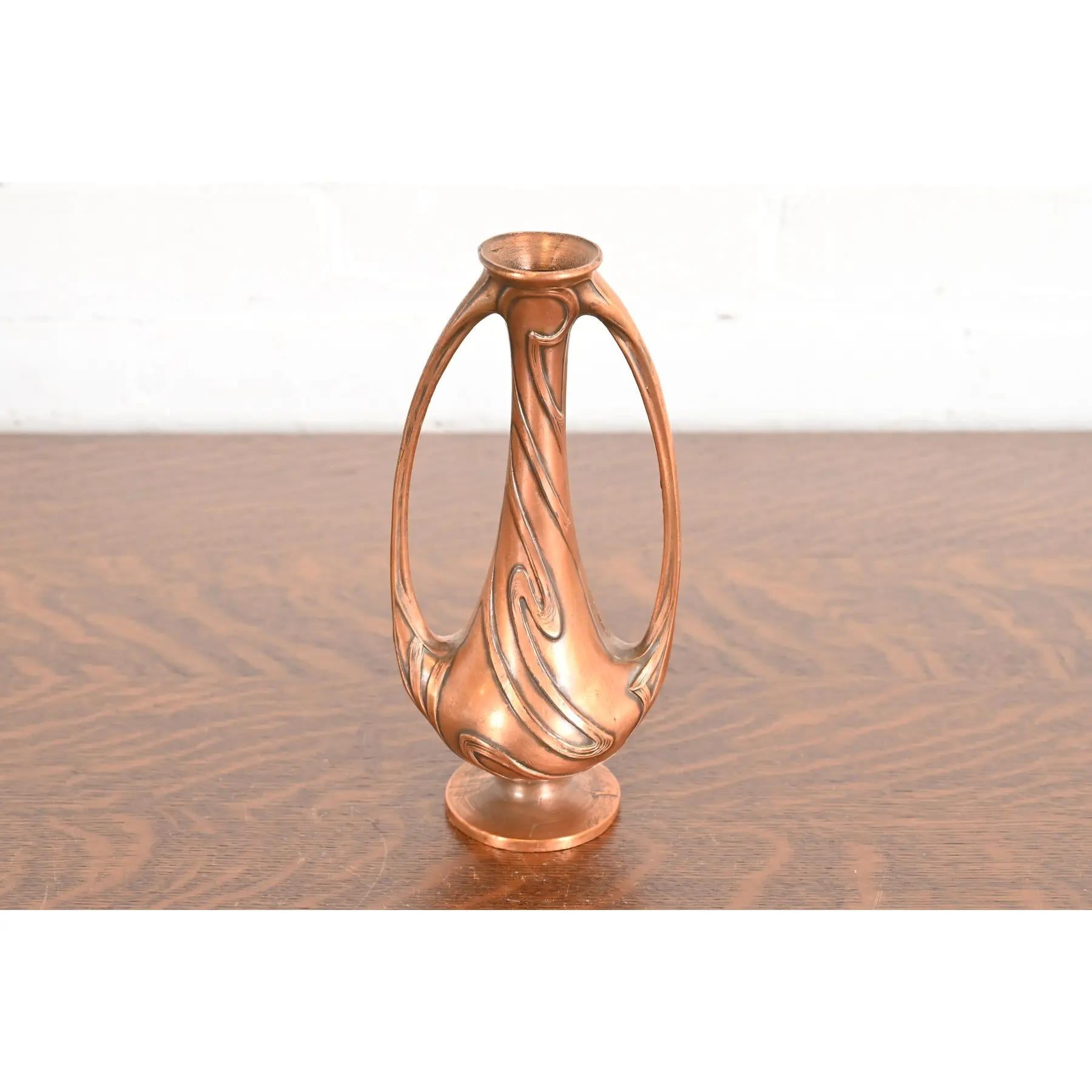 Jarrón antiguo Art Nouveau de bronce con dos asas Estadounidense en venta
