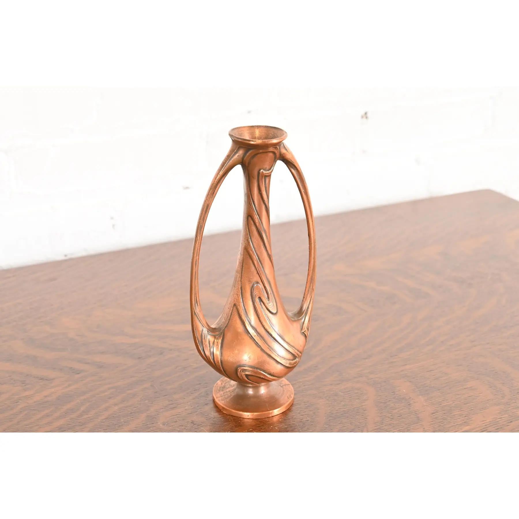 Jarrón antiguo Art Nouveau de bronce con dos asas siglo XX en venta