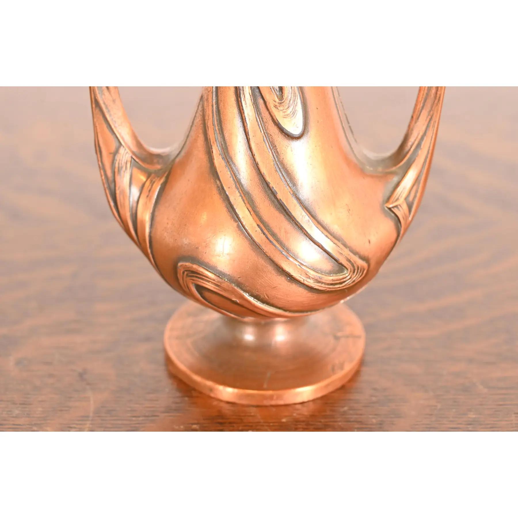 Jarrón antiguo Art Nouveau de bronce con dos asas en venta 2