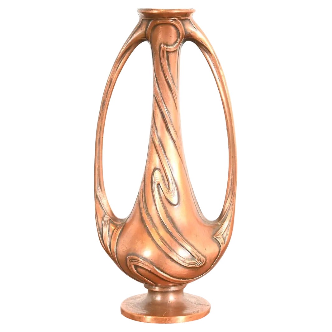 Jarrón antiguo Art Nouveau de bronce con dos asas en venta