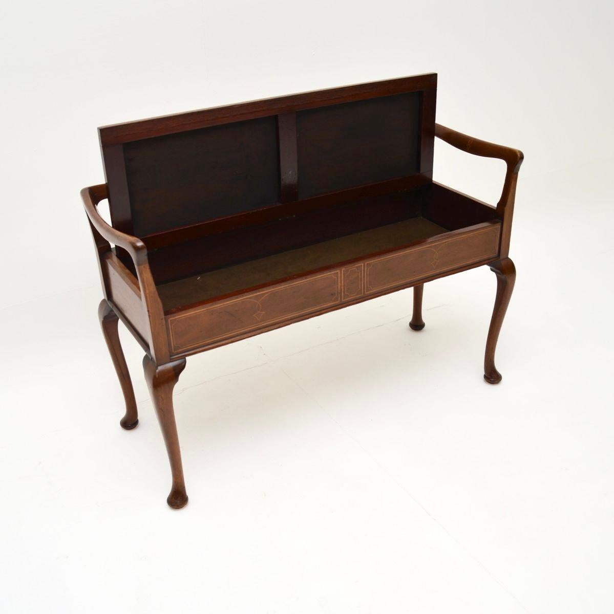 Un bellissimo sgabello / panca per pianoforte da duetto in stile Art Nouveau, molto ben fatto. Questo modello è stato realizzato in Inghilterra e risale all'incirca al periodo 1880-1900.

La qualità è superba, si tratta di un pezzo utile e