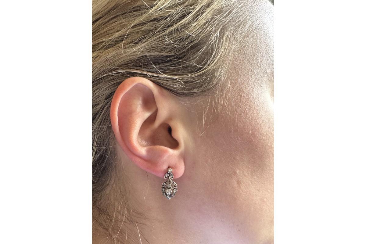 Elegant, Art Nouveau antique earrings with diamonds.

Hanging earrings made of 18-karat gold and 0.950 silver.

The delicate form makes the earrings both comfortable and effective.

Their style and form refer to naturalism, a popular trend in