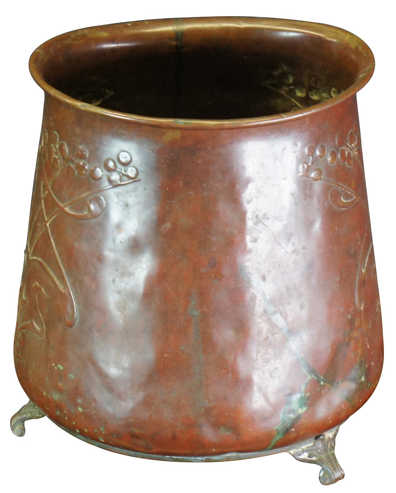 Antique Art Nouveau Embossed Copper Footed Planter Jardiniere Bucket Cachpot In Good Condition In Dayton, OH