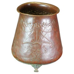 Ancien cache-pot jardinière Art Nouveau en forme de seau à pieds en cuivre embossé