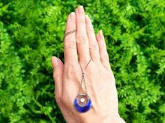 Antico ciondolo Art Nouveau in smalto madreperlato e argento sterling