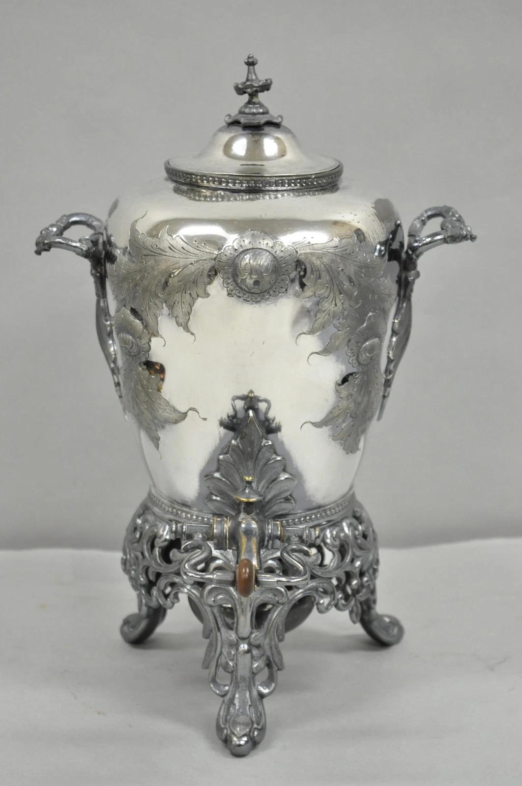 Antike Jugendstil Englisch versilbert Floral Repousse Samowar Kaffee Tee Kanne mit Wärmer auf der Unterseite. CIRCA Anfang des 20. Jahrhunderts. Abmessungen: 14