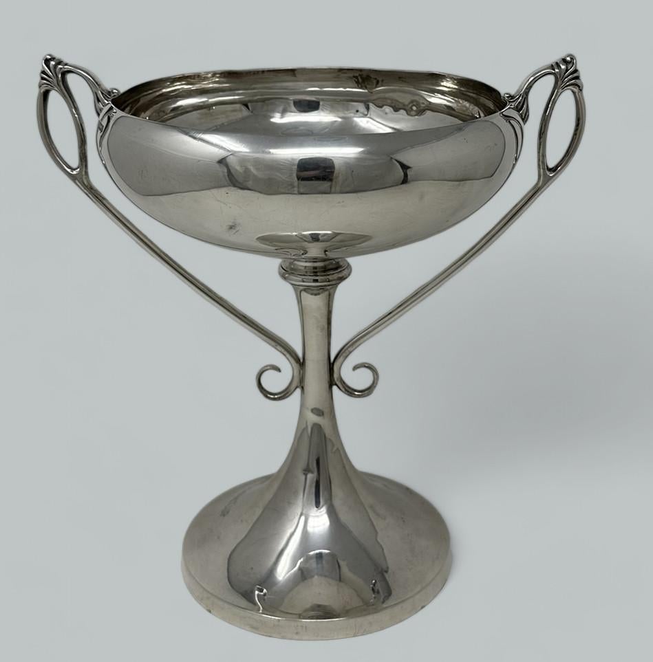 Magnifico grande e raro centrotavola inglese in argento Sterling Trophy di proporzioni generose, con elaborate maniglie gemelle a 