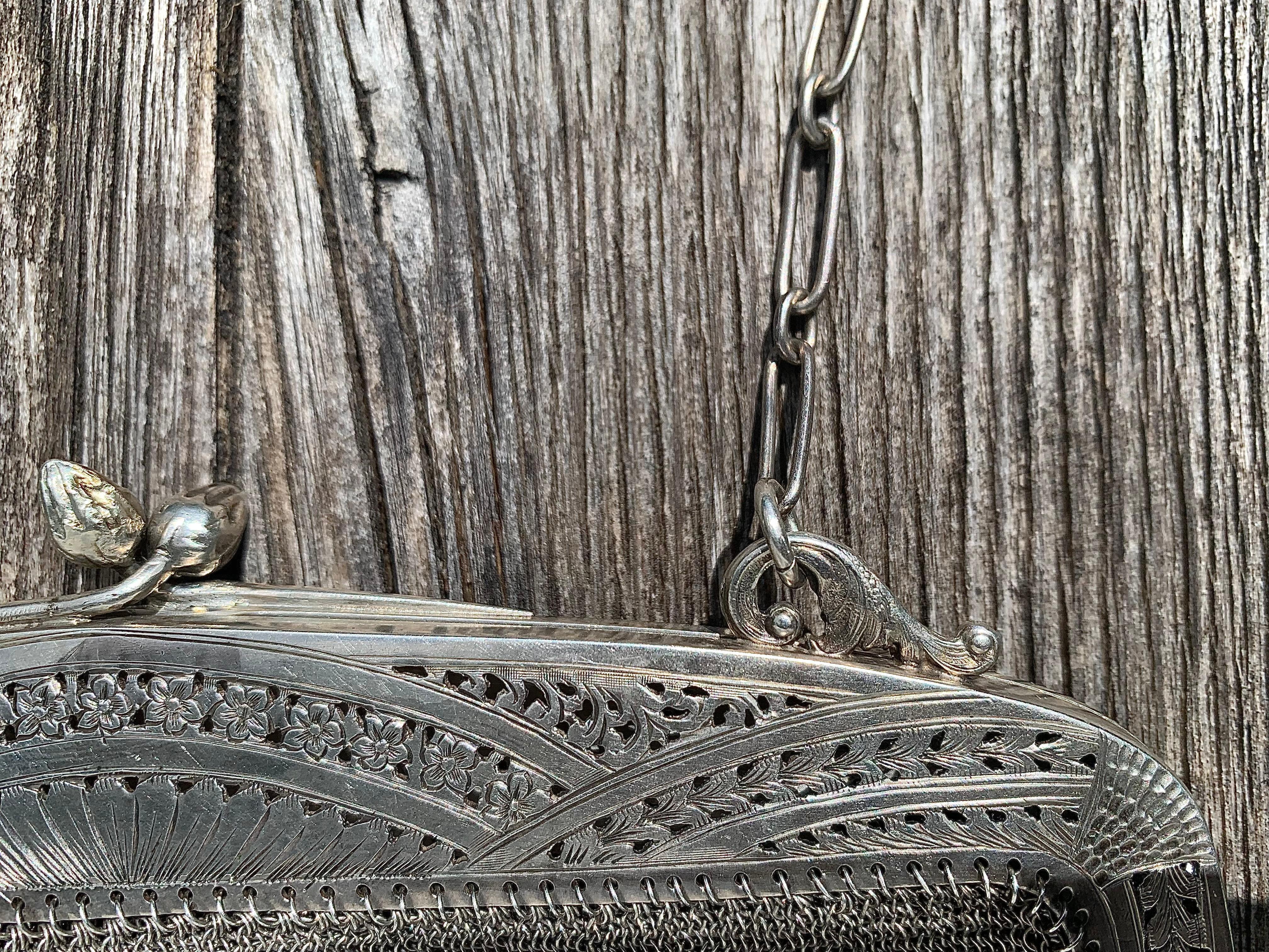 Antique  Art Nouveau Evening Bag Silver Mesch Handbag on  Silver Chain For Sale 1