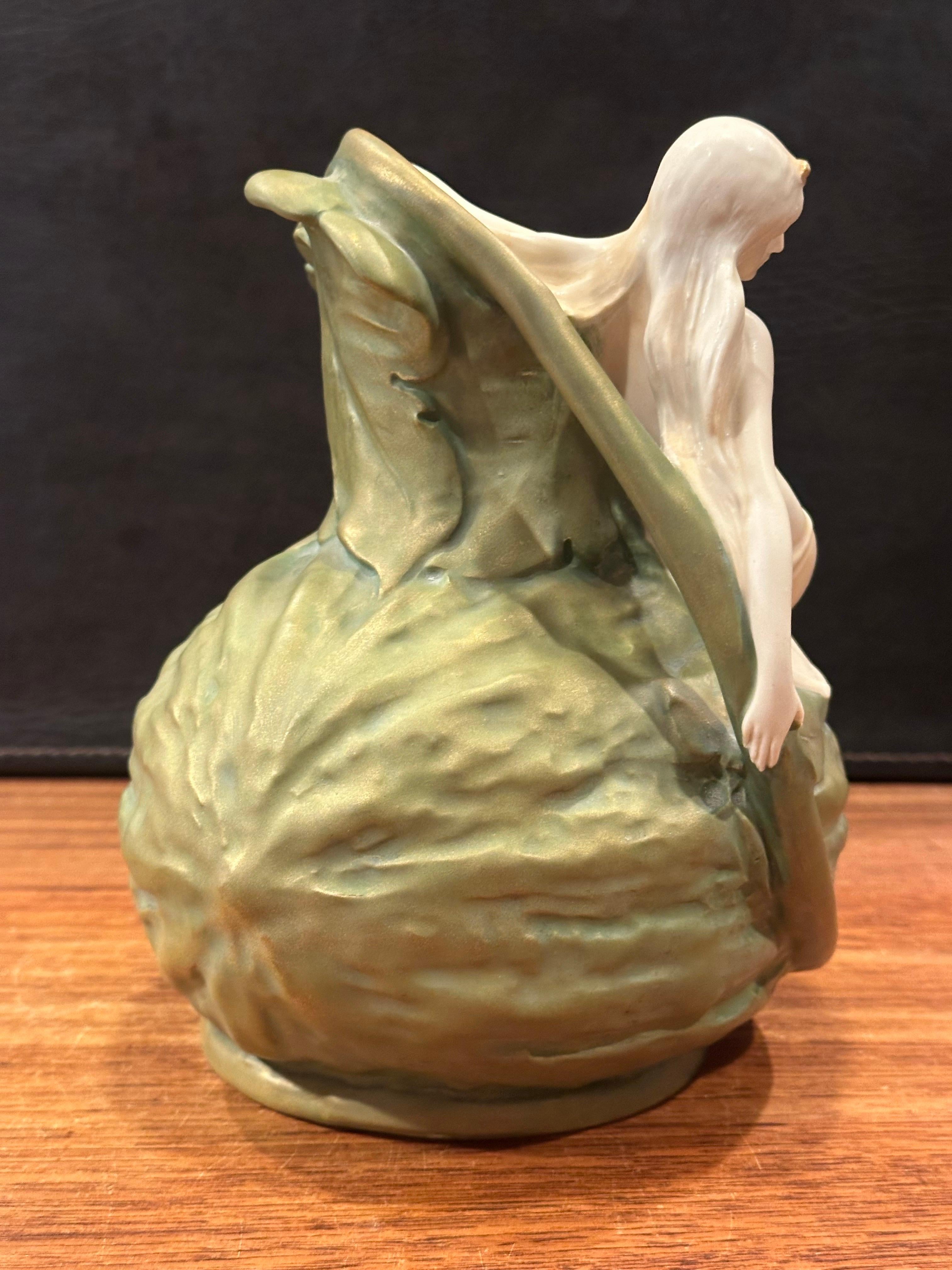 Antiguo jarrón de porcelana Art Nouveau con figura de ninfa sobre calabaza de Ernst Wahliss en venta 3