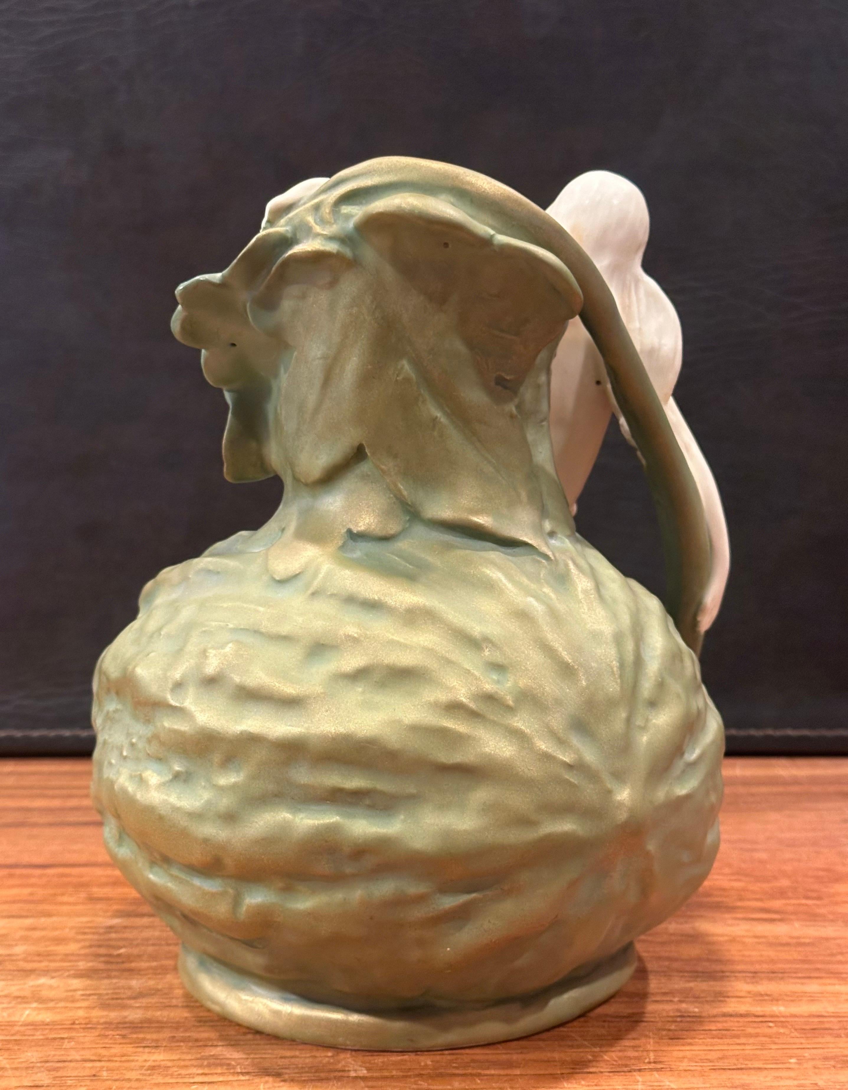 Antiguo jarrón de porcelana Art Nouveau con figura de ninfa sobre calabaza de Ernst Wahliss en venta 4