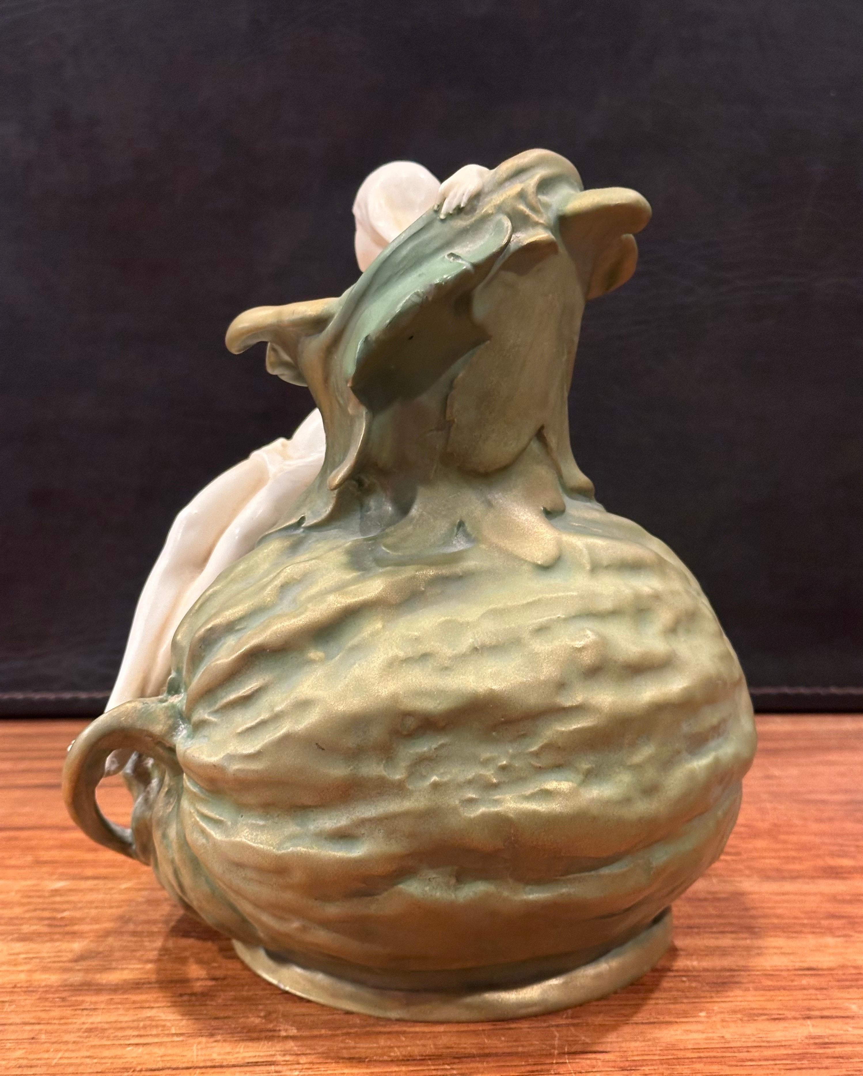 Antiguo jarrón de porcelana Art Nouveau con figura de ninfa sobre calabaza de Ernst Wahliss en venta 5