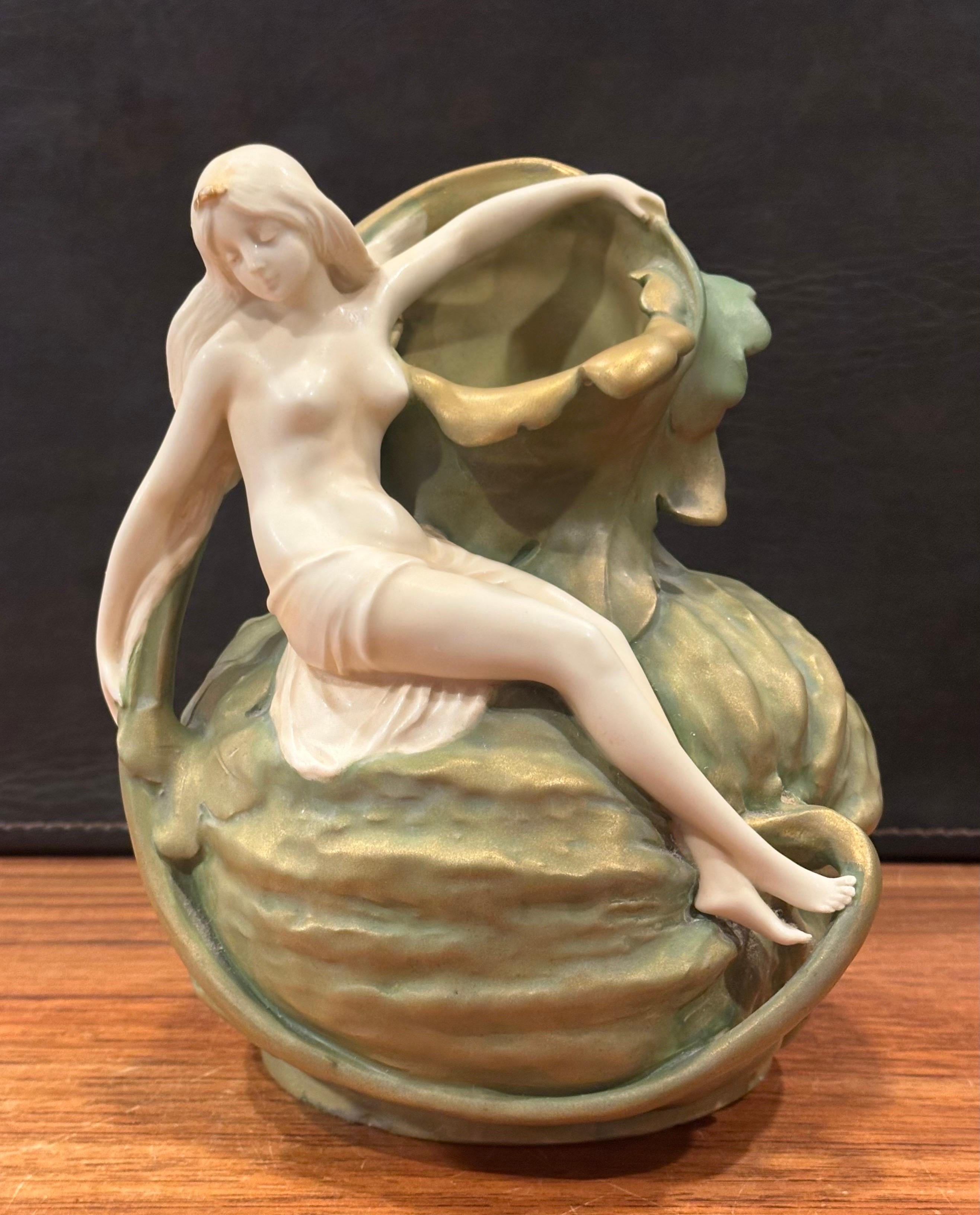 Antiguo jarrón de porcelana Art Nouveau con figura de ninfa sobre calabaza de Ernst Wahliss en venta 6