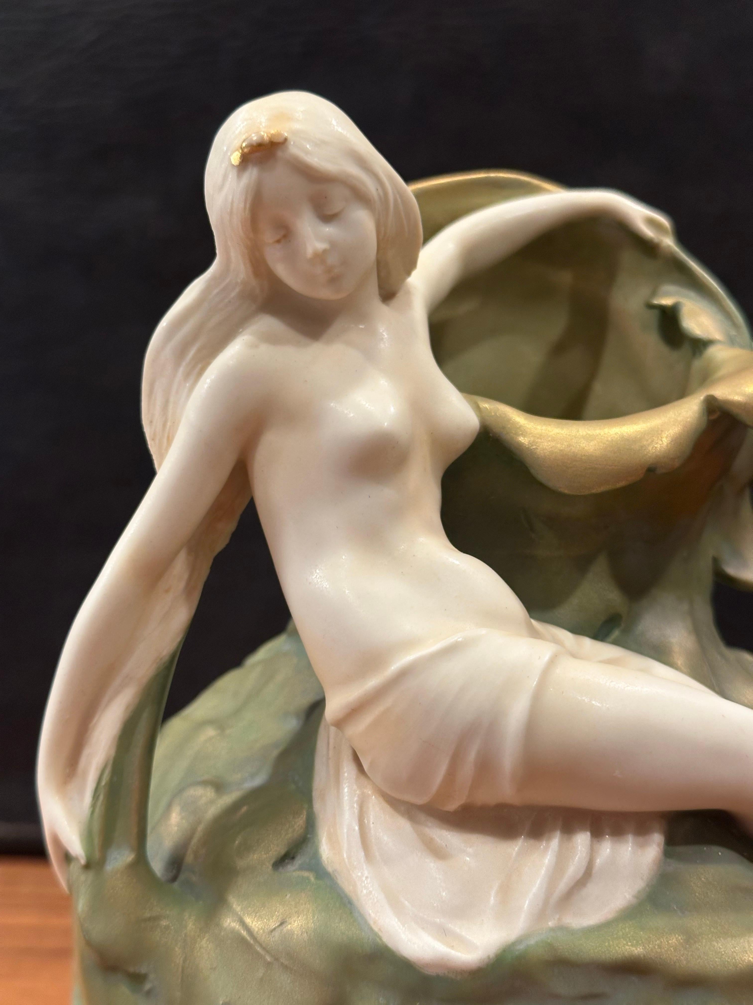 Antiguo jarrón de porcelana Art Nouveau con figura de ninfa sobre calabaza de Ernst Wahliss en venta 7