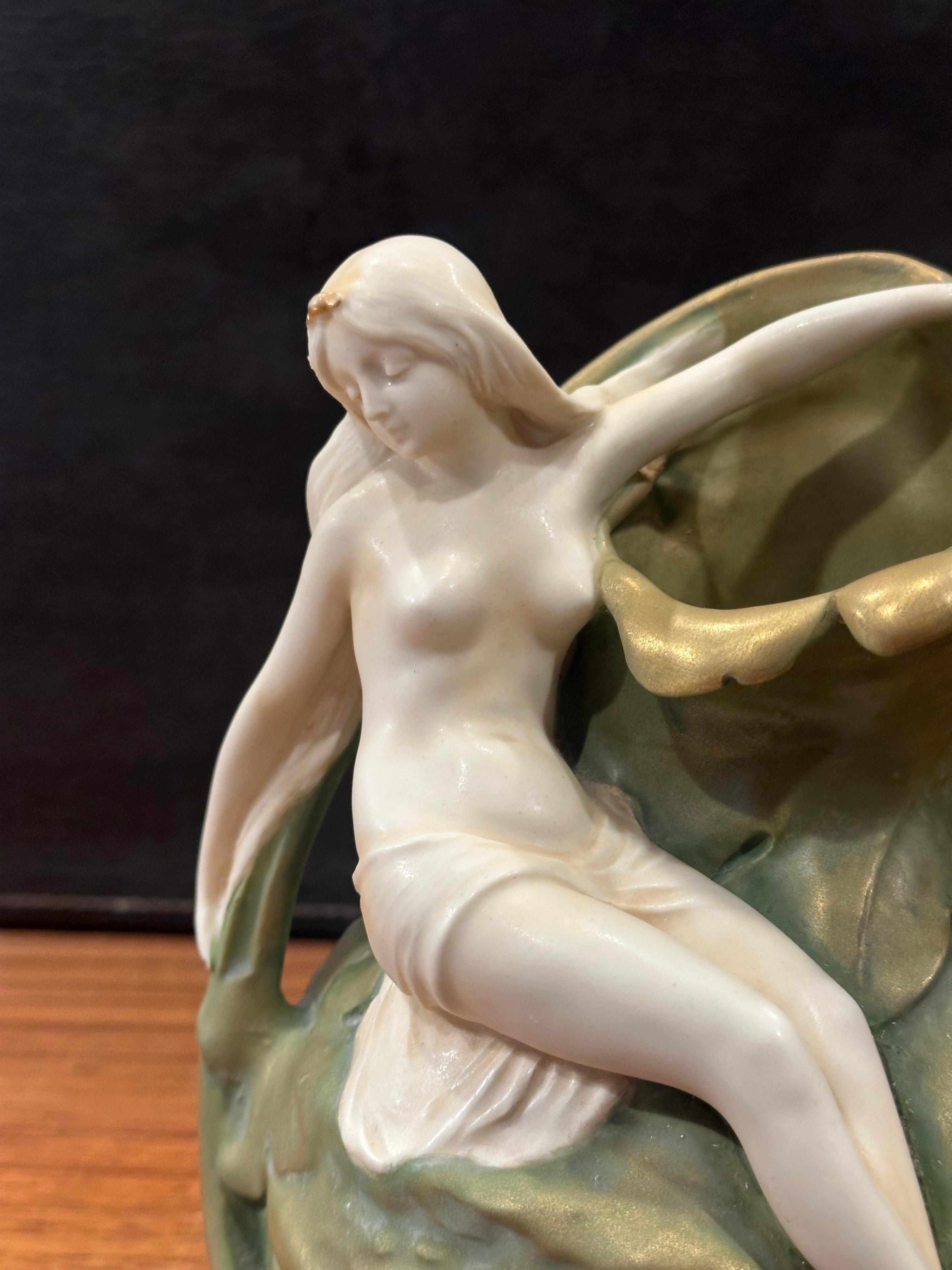 Antiguo jarrón de porcelana Art Nouveau con figura de ninfa sobre calabaza de Ernst Wahliss en venta 8
