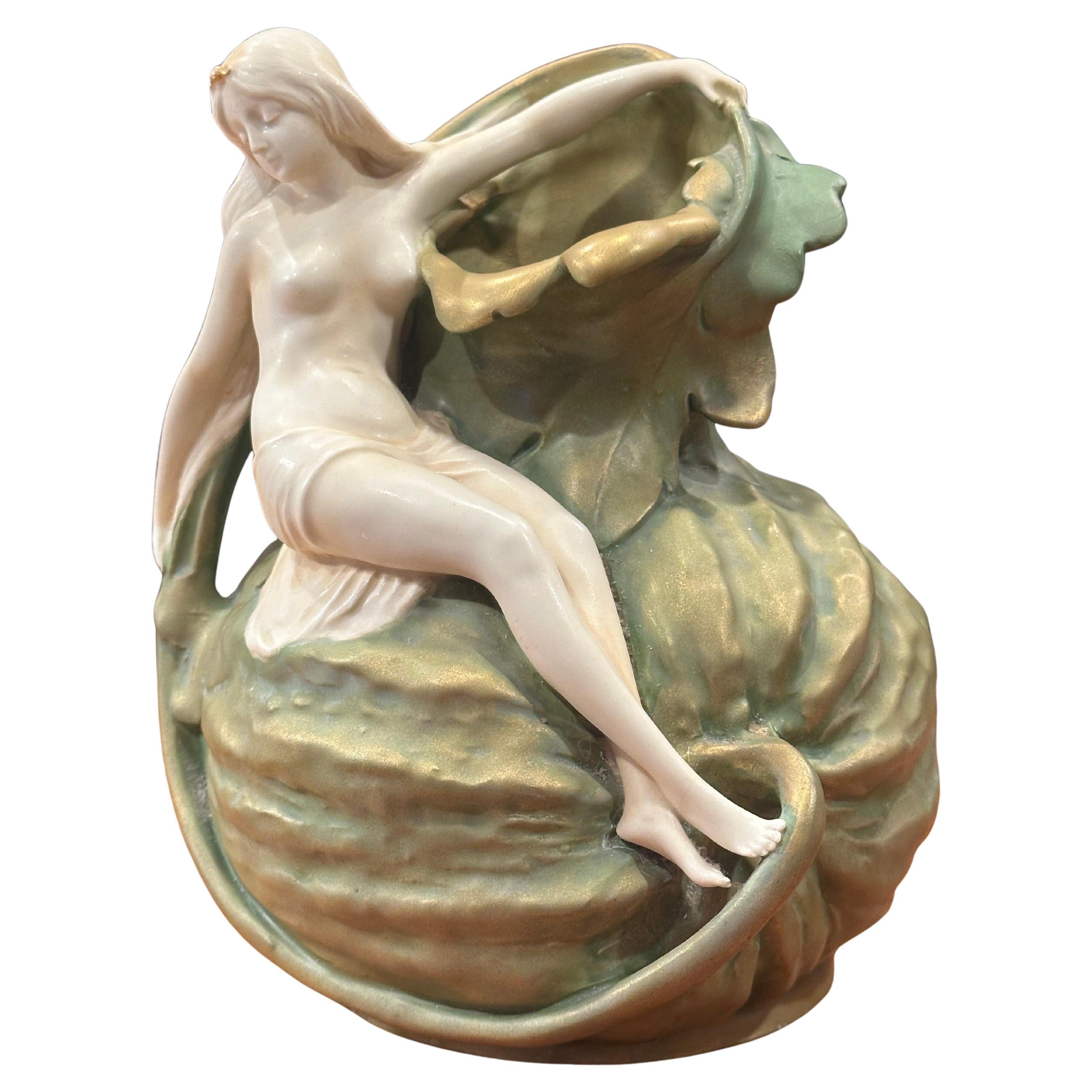 Antiguo jarrón de porcelana Art Nouveau con figura de ninfa sobre calabaza, obra de Ernst Wahliss, hacia principios del siglo XX. Esta hermosa pieza de gran tamaño, fabricada en Austria, está en muy buen estado vintage, sin astillas ni grietas; mide