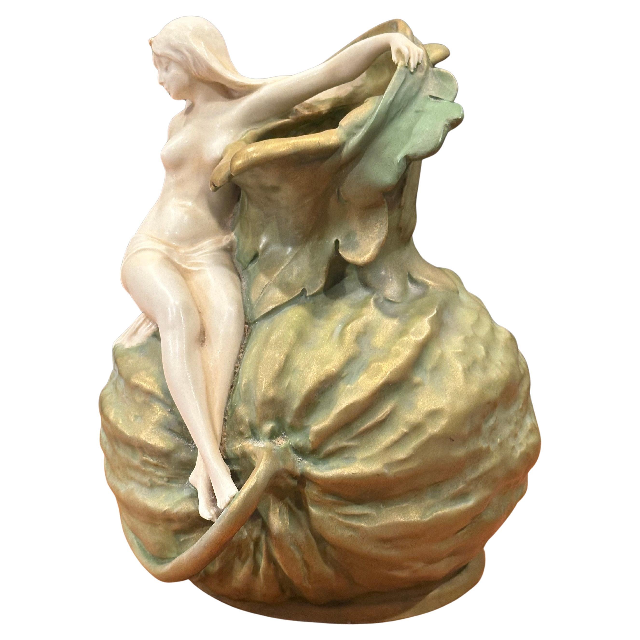 Antiguo jarrón de porcelana Art Nouveau con figura de ninfa sobre calabaza de Ernst Wahliss Glaseado en venta