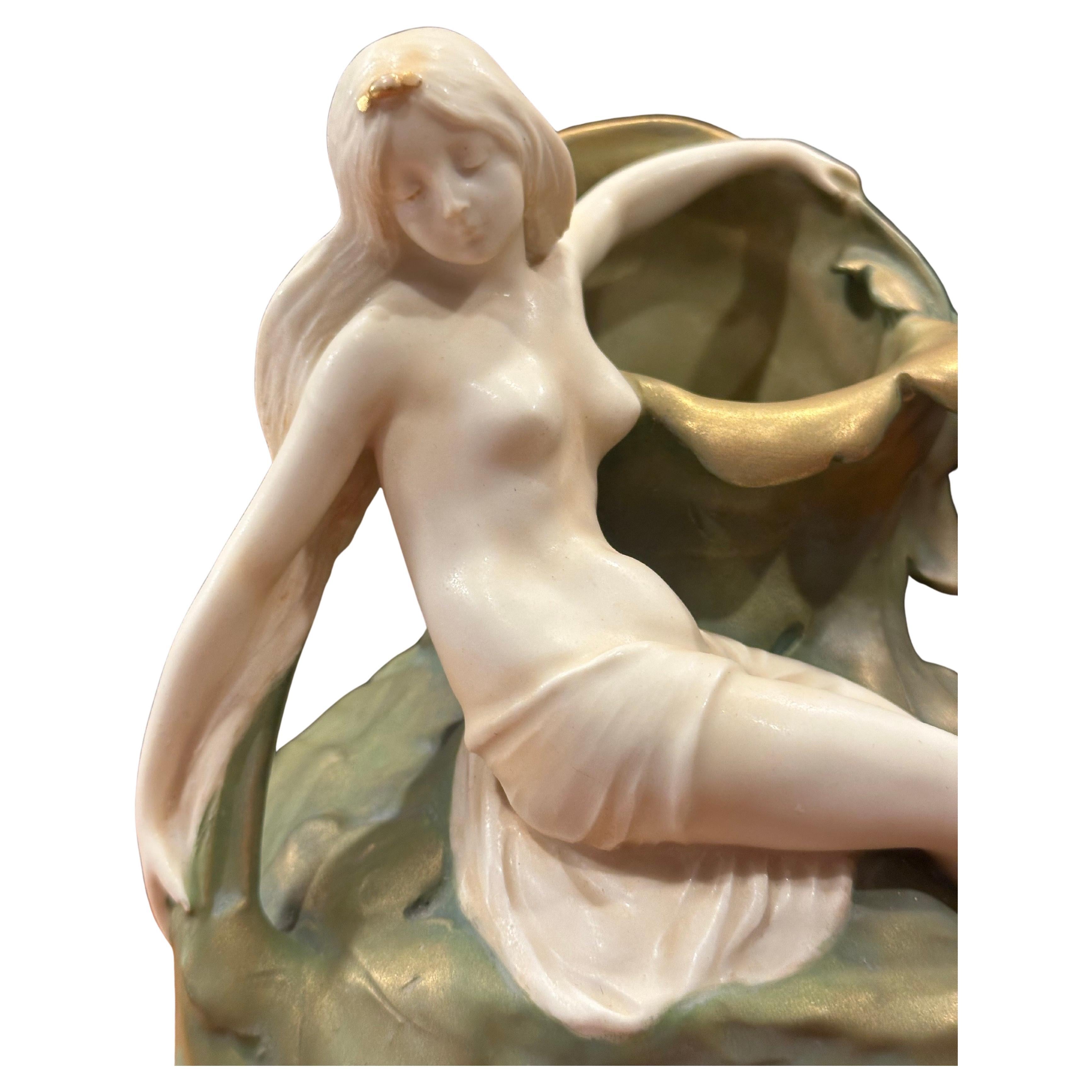 Antiguo jarrón de porcelana Art Nouveau con figura de ninfa sobre calabaza de Ernst Wahliss siglo XX en venta