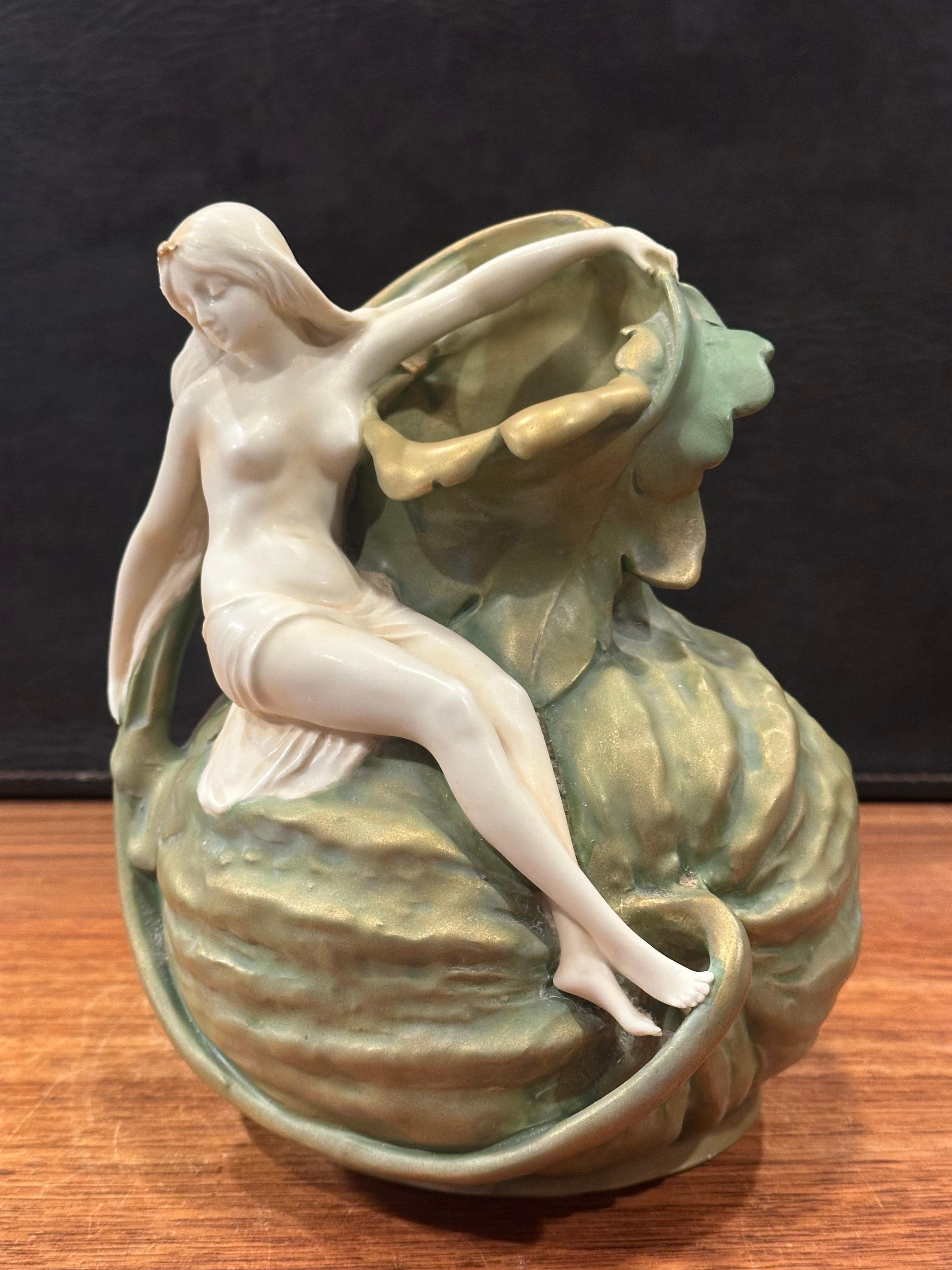 Antiguo jarrón de porcelana Art Nouveau con figura de ninfa sobre calabaza de Ernst Wahliss Porcelana en venta