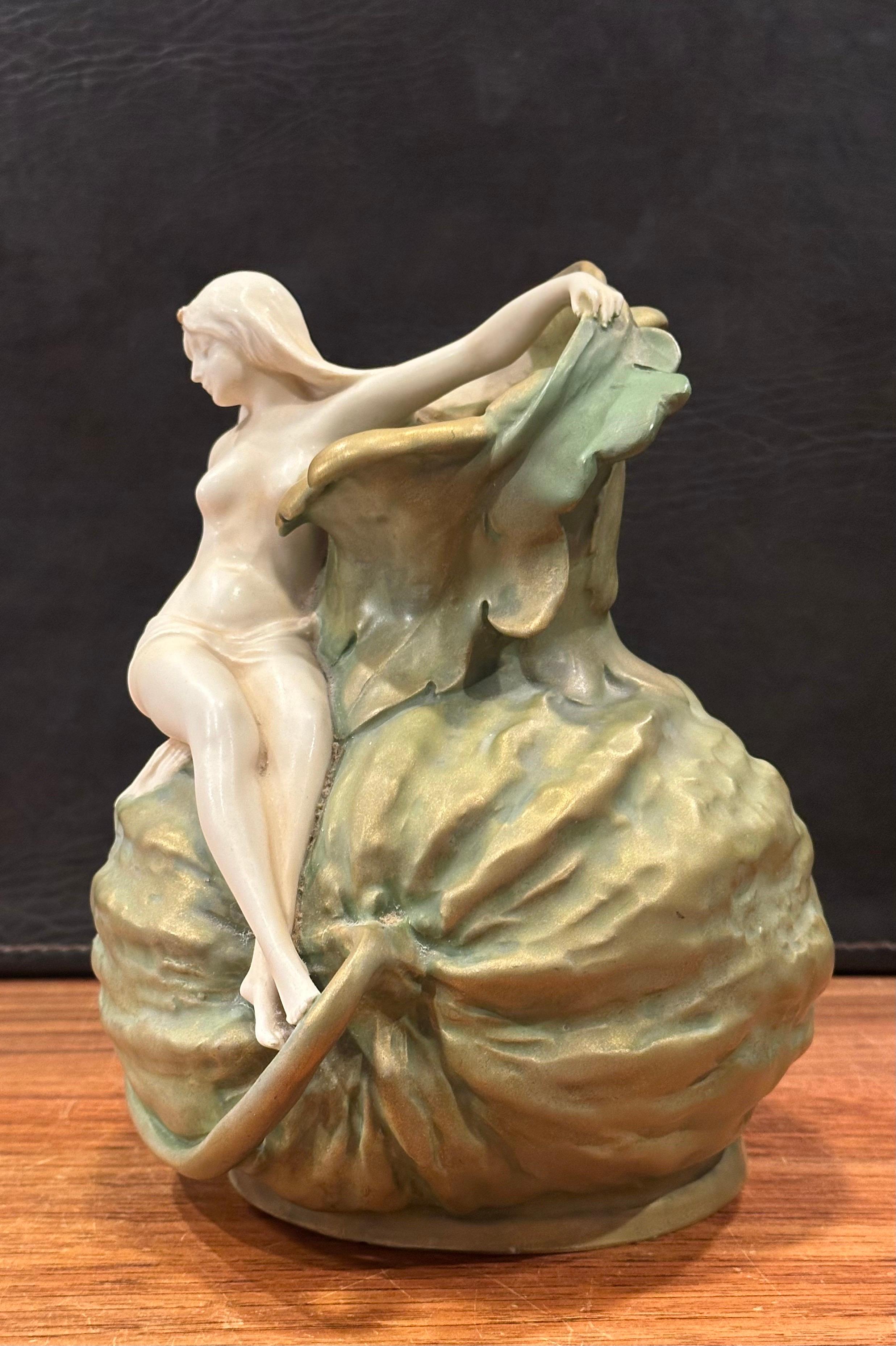 Antiguo jarrón de porcelana Art Nouveau con figura de ninfa sobre calabaza de Ernst Wahliss en venta 1