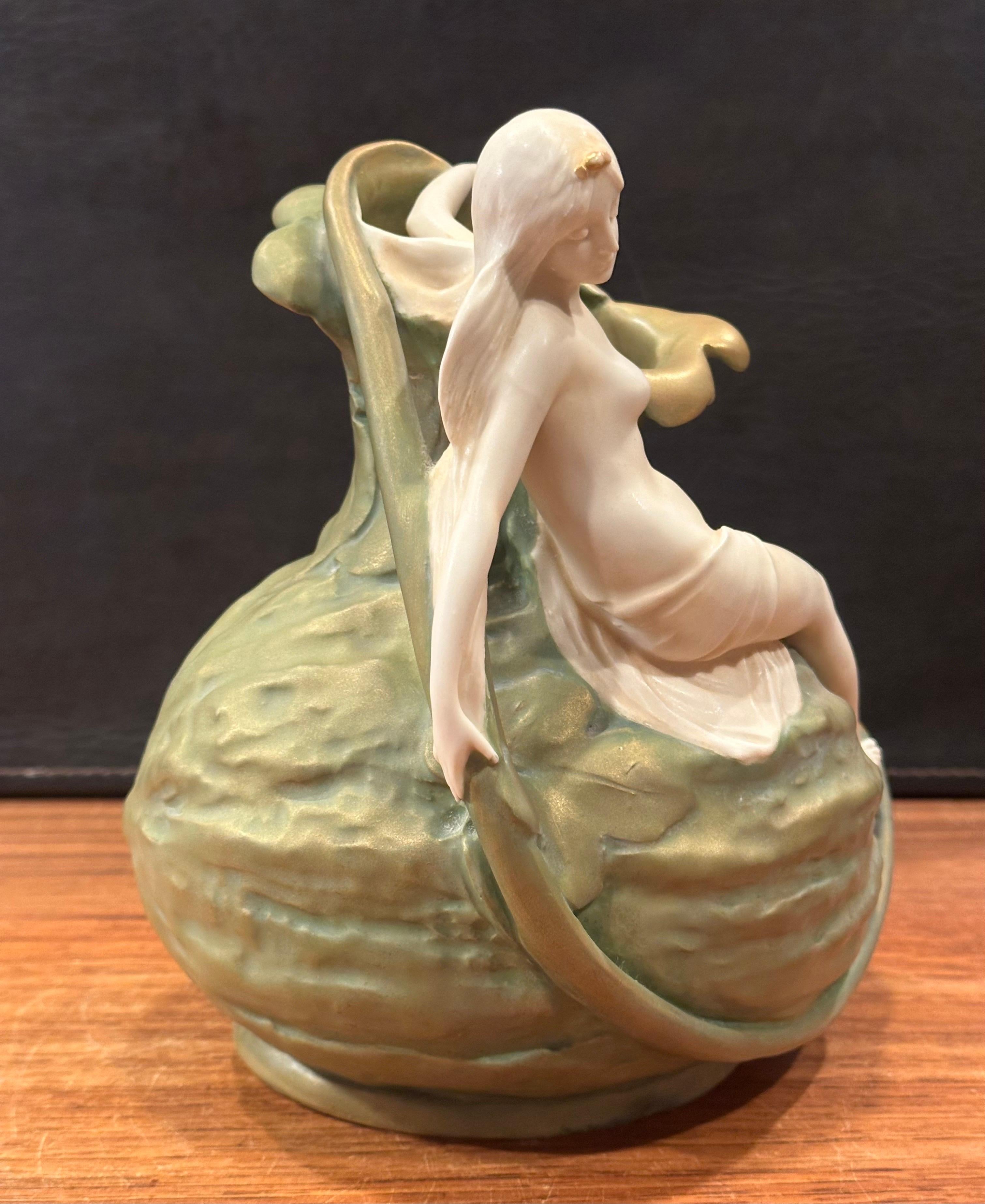 Antiguo jarrón de porcelana Art Nouveau con figura de ninfa sobre calabaza de Ernst Wahliss en venta 2