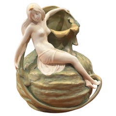 Antiguo jarrón de porcelana Art Nouveau con figura de ninfa sobre calabaza de Ernst Wahliss
