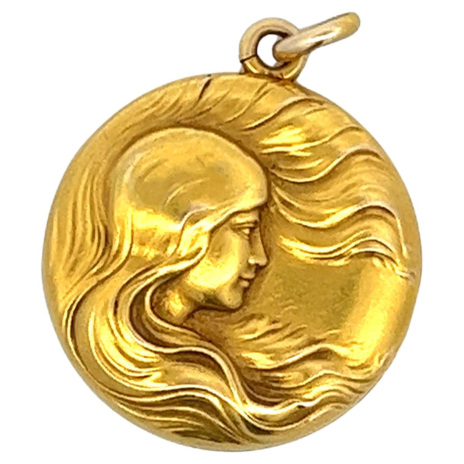 Antiker Jugendstil-Medaillon-Medaillon-Anhänger, figürliche Frau, 14 Karat Gelbgold