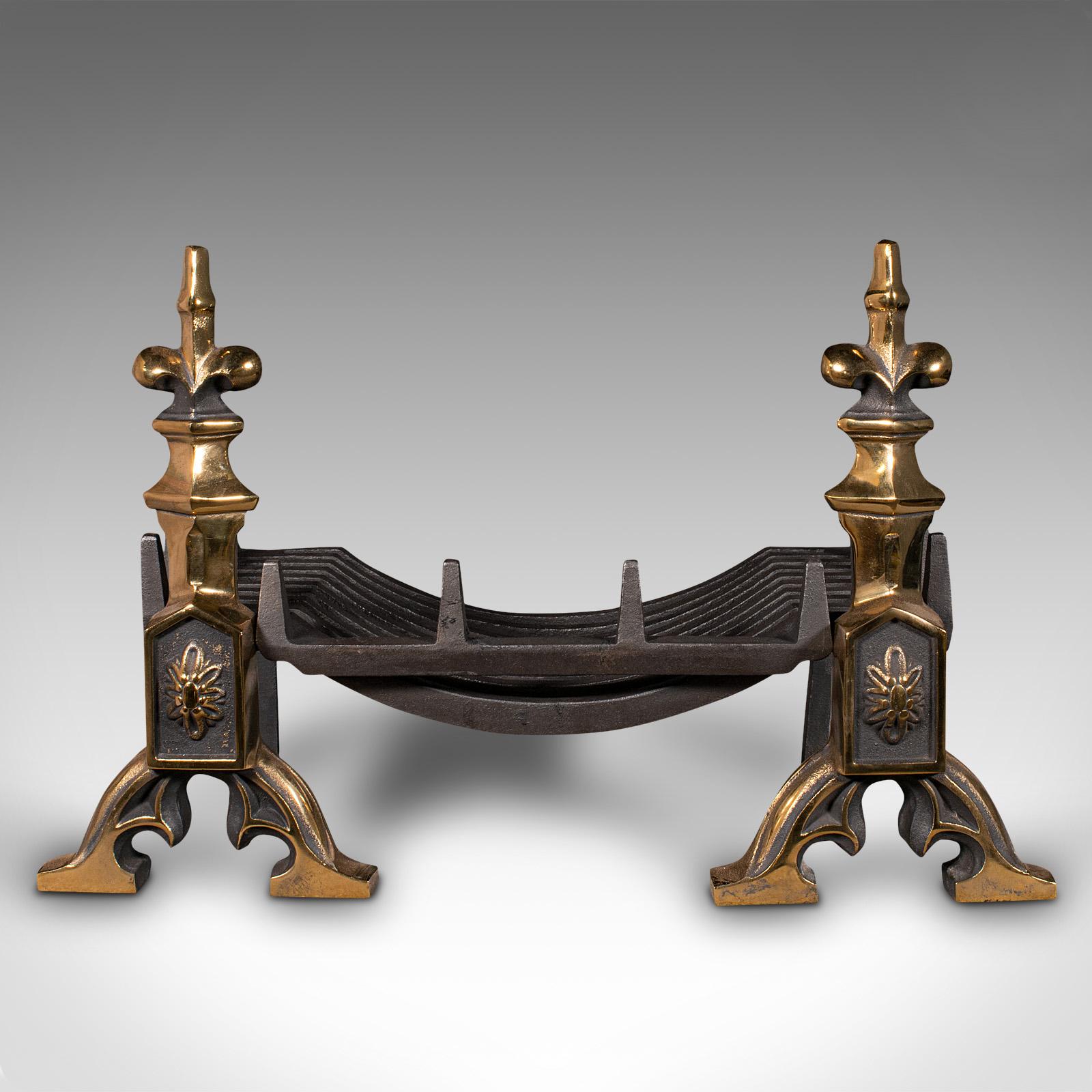 Si tratta di un antico set da caminetto in stile Art Nouveau. Un cesto per il fuoco inglese in ghisa con girandole in ottone, risalente al periodo vittoriano, circa 1900.
 
Proporzioni sostanziali e tonalità raffinate per il caminetto
Presenta
