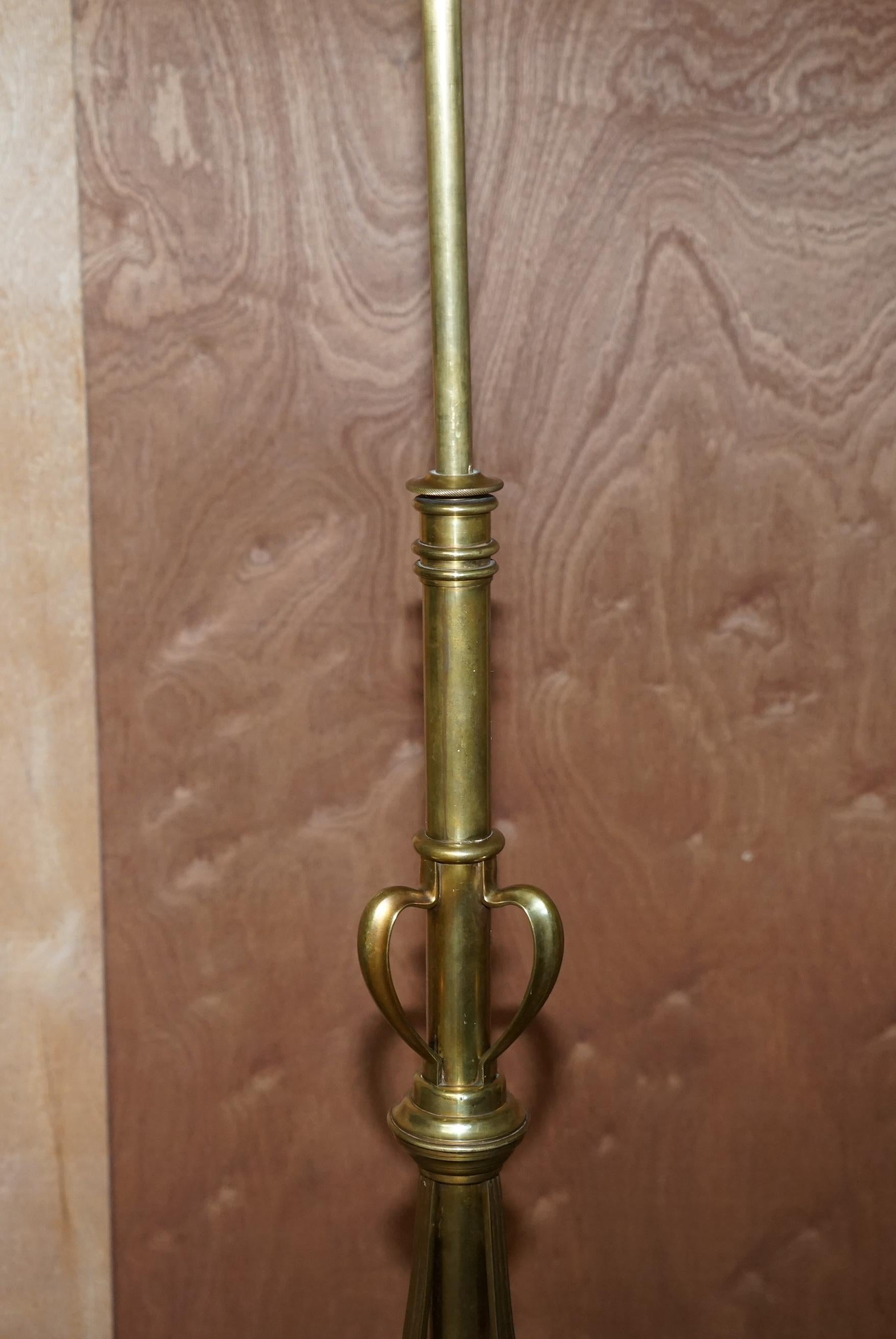 Ancienne lampe sur pied Art Nouveau Hauteur réglable Cadre sculpté en laiton en vente 4