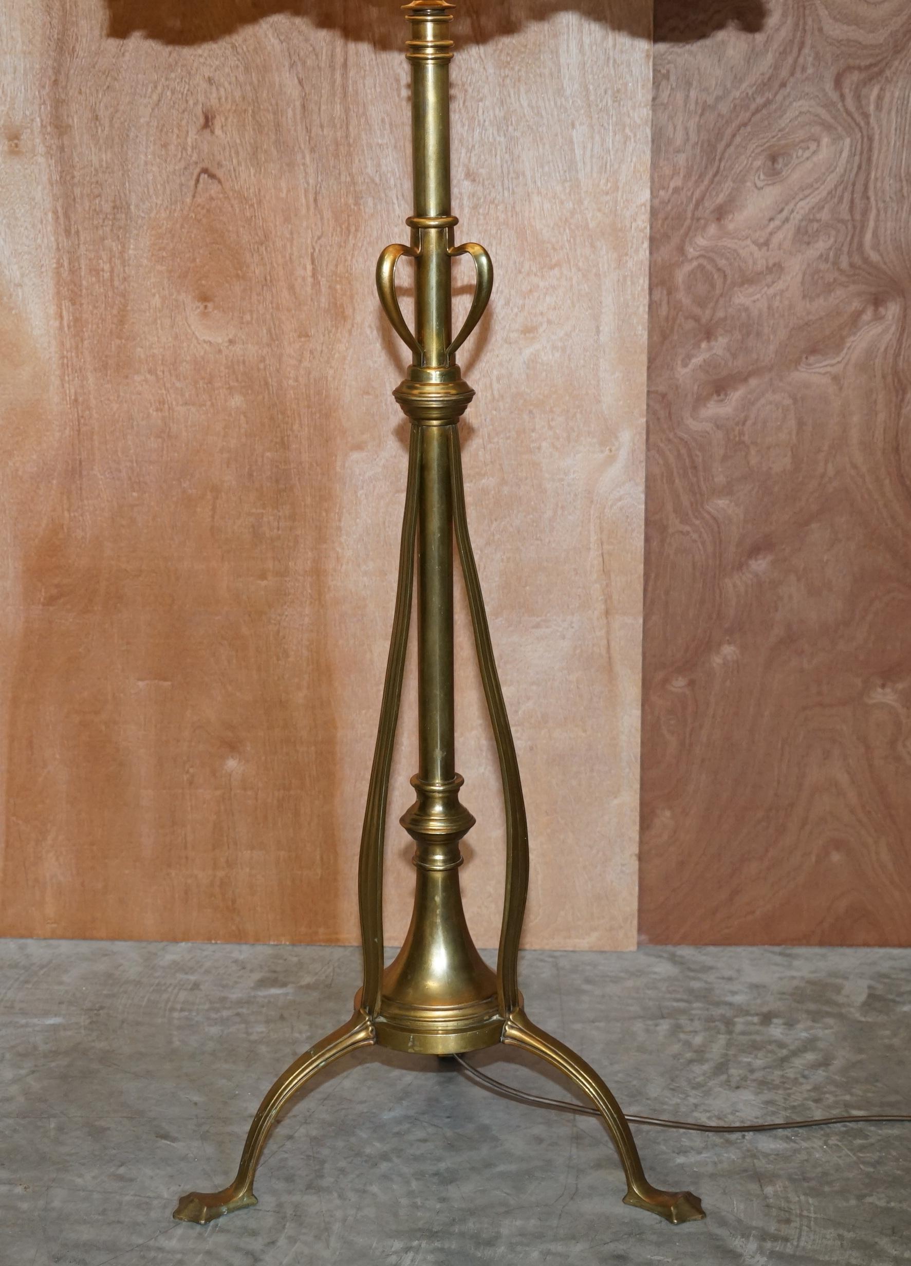 Art nouveau Ancienne lampe sur pied Art Nouveau Hauteur réglable Cadre sculpté en laiton en vente