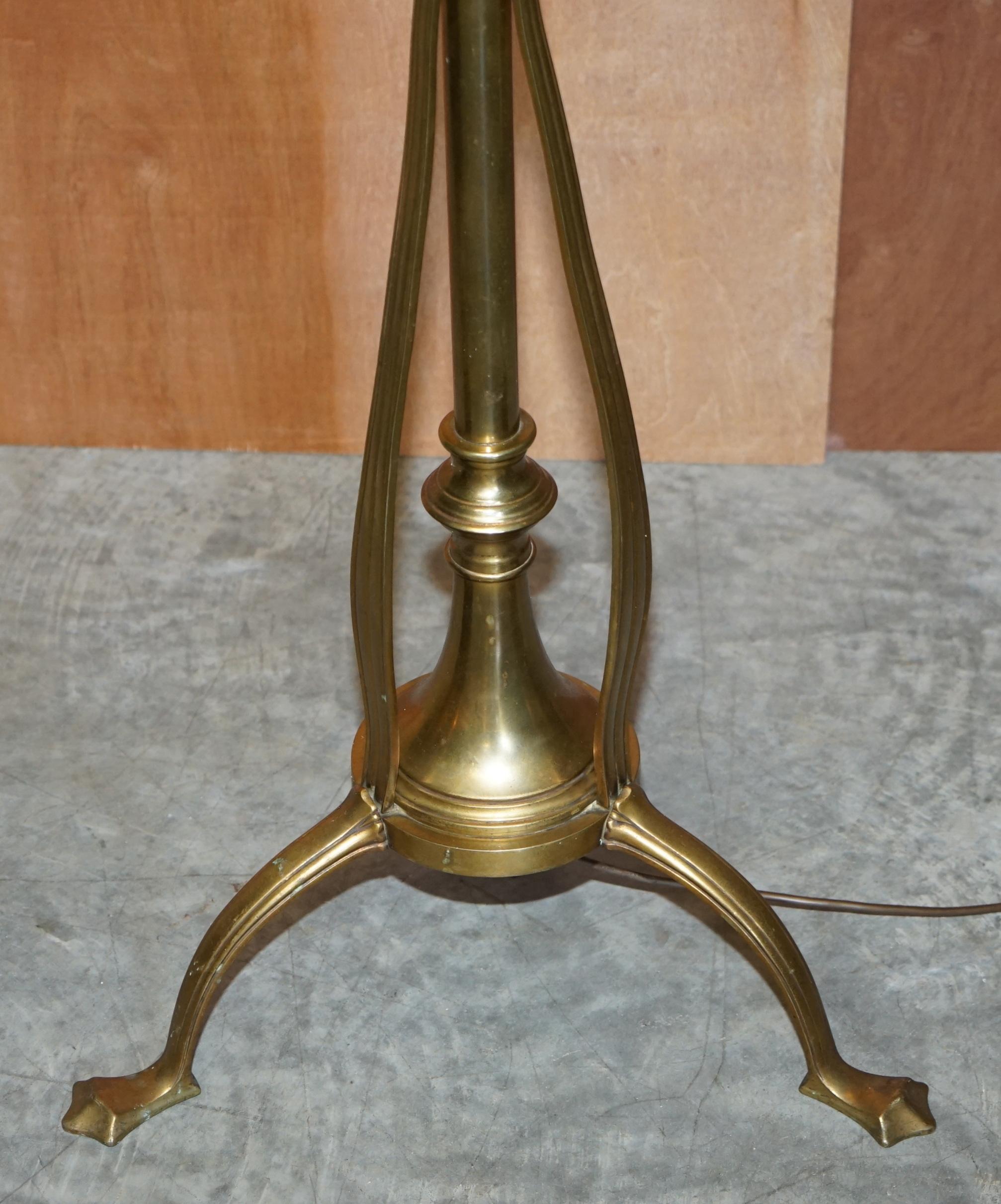 Anglais Ancienne lampe sur pied Art Nouveau Hauteur réglable Cadre sculpté en laiton en vente