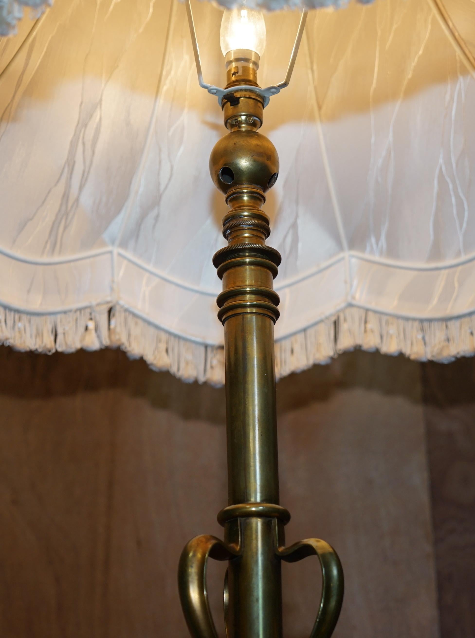 Ancienne lampe sur pied Art Nouveau Hauteur réglable Cadre sculpté en laiton en vente 1