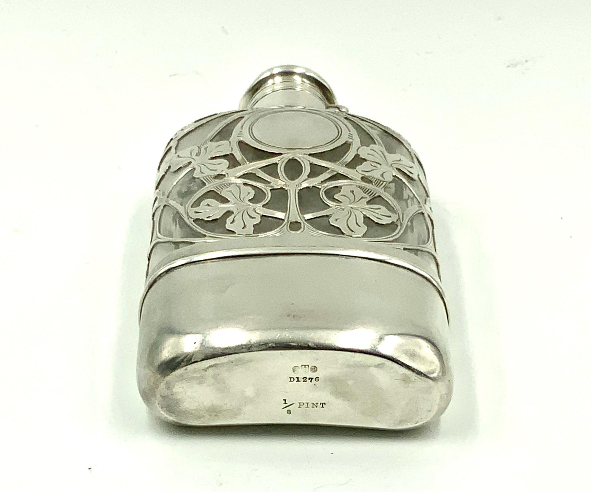 Gorham Sterling Silber Overlay Flask mit einem 1/8 Pint Glasgefäß mit einem ausgefallenen graviert blättrigen Ranken Jugendstil Silber Overlay-Design, eine abnehmbare Tasse Boden und einem Scharnier flachen Deckel.  Auf der Vorderseite befindet sich