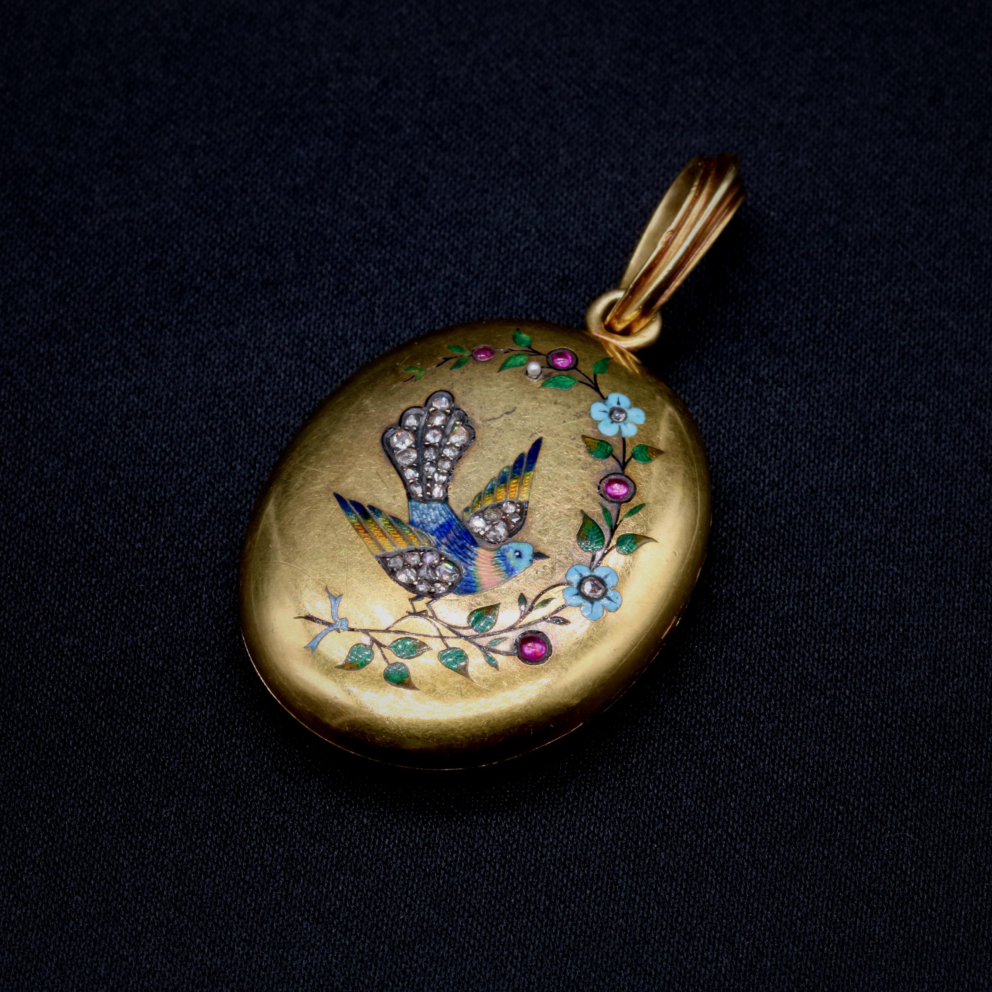 Taille ronde Antique médaillon oiseau Art nouveau français en or jaune 18 carats, diamants, rubis et émail en vente