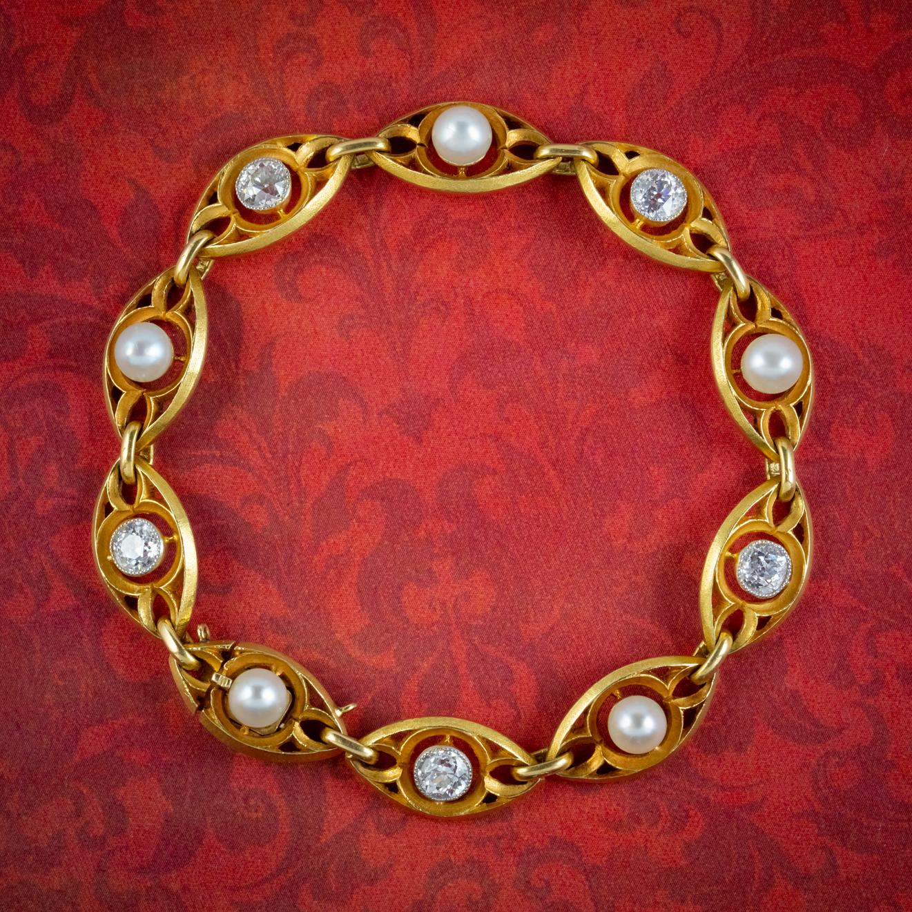 Ein atemberaubendes antikes Jugendstil-Armband, das in Frankreich an der Wende zum 20. Das Schmuckstück besteht aus massiven 18-karätigen Gelbgoldgliedern, die mit einer natürlichen Perle oder einem funkelnden Diamanten mit altem europäischem