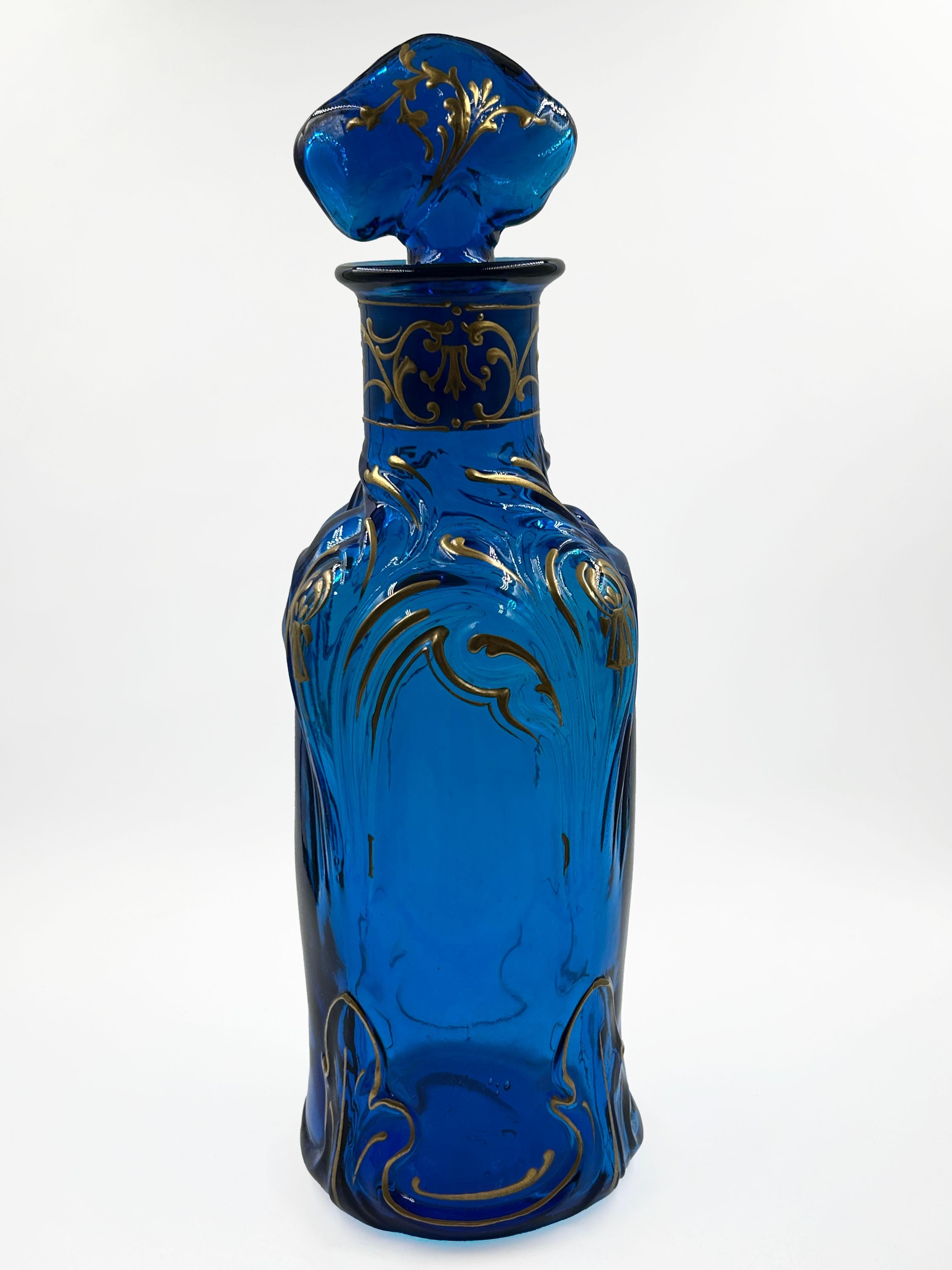 Antico vaso da farmacia in vetro Art Nouveau
Questo antico pezzo di vetro soffiato si distingue per il suo colore blu intenso e vibrante. Presenta un'elegante silhouette ondulata tipica dell'Art Nouveau, con un corpo caratterizzato da pieghe