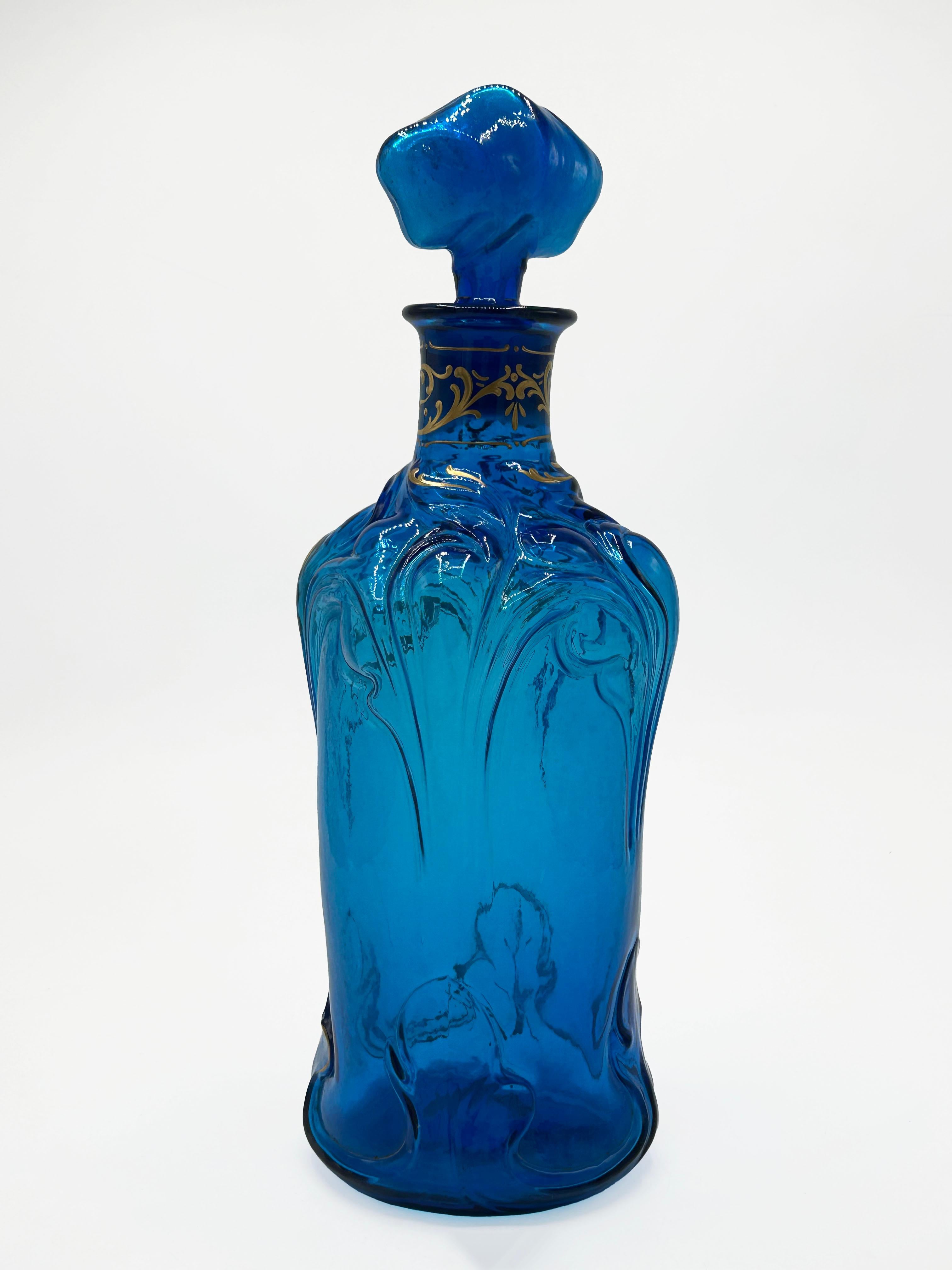Bouteille de pharmacie ancienne en verre Art Nouveau
Cette bouteille présente une silhouette rectangulaire allongée avec des épaules et une base organiques et fluides, caractéristiques du style Art nouveau. Il est fabriqué en verre soufflé à la