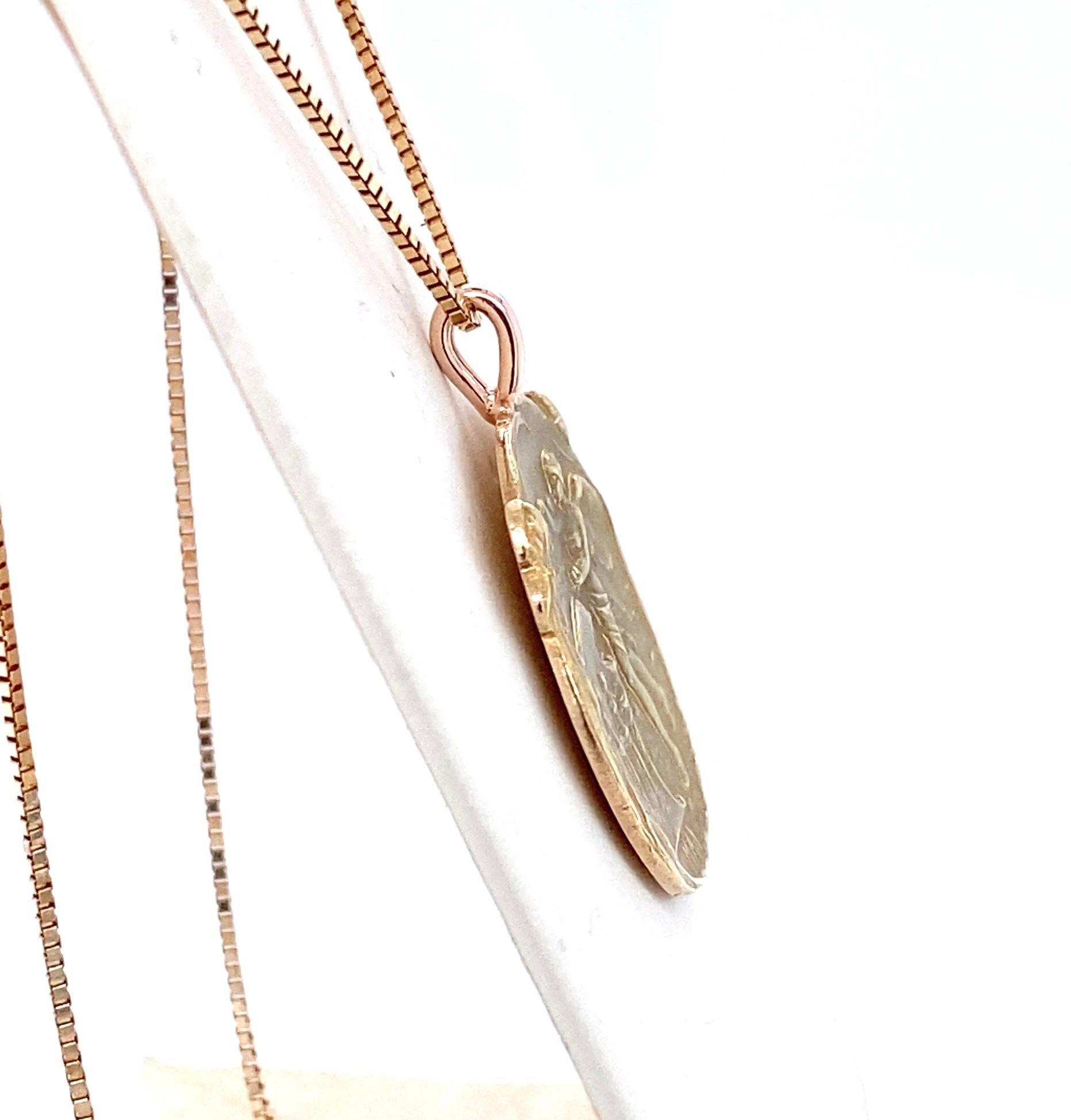 Antico ciondolo a forma di medaglia della Dea Maia in stile Art Nouveau in oro giallo 14 carati in vendita 1