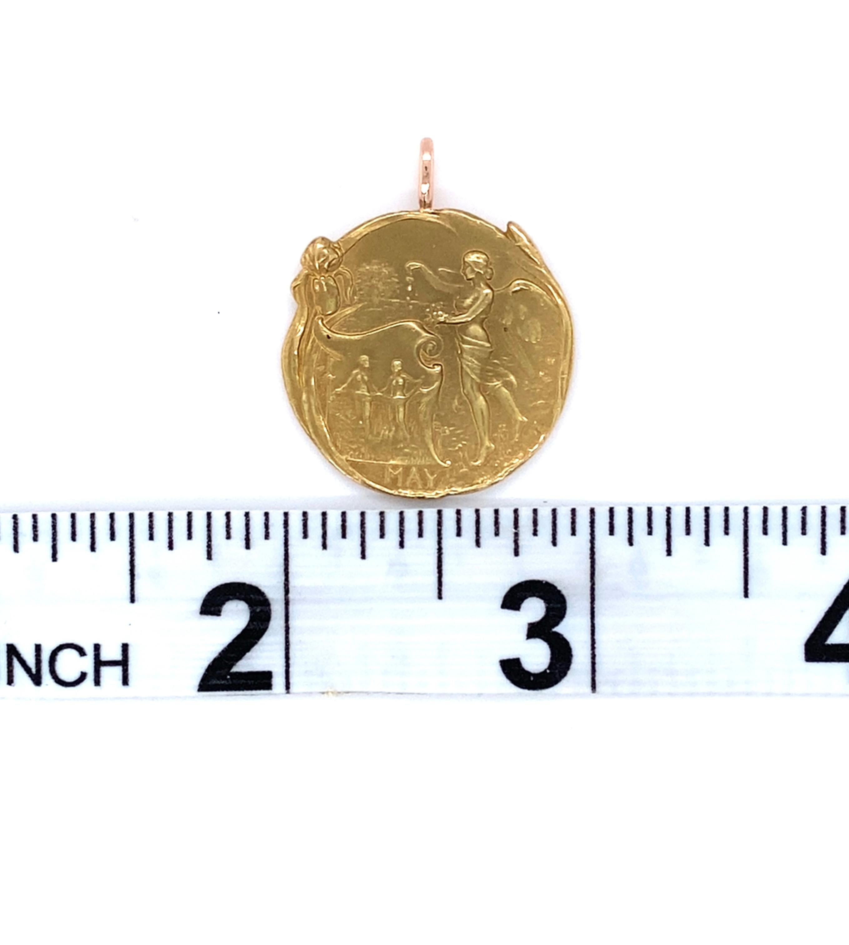 Antico ciondolo a forma di medaglia della Dea Maia in stile Art Nouveau in oro giallo 14 carati in vendita 2