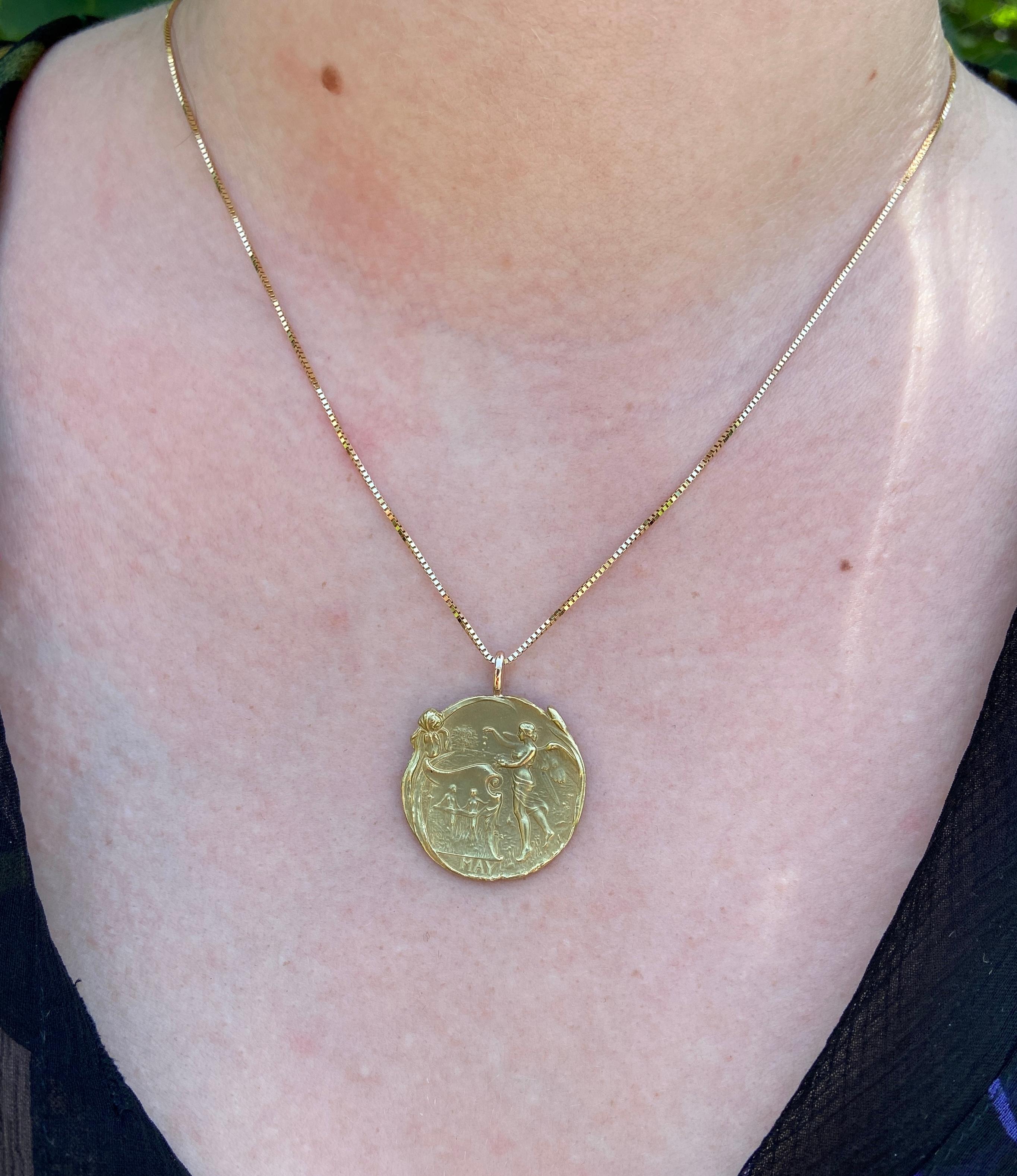 Antico ciondolo a forma di medaglia della Dea Maia in stile Art Nouveau in oro giallo 14 carati in vendita 4